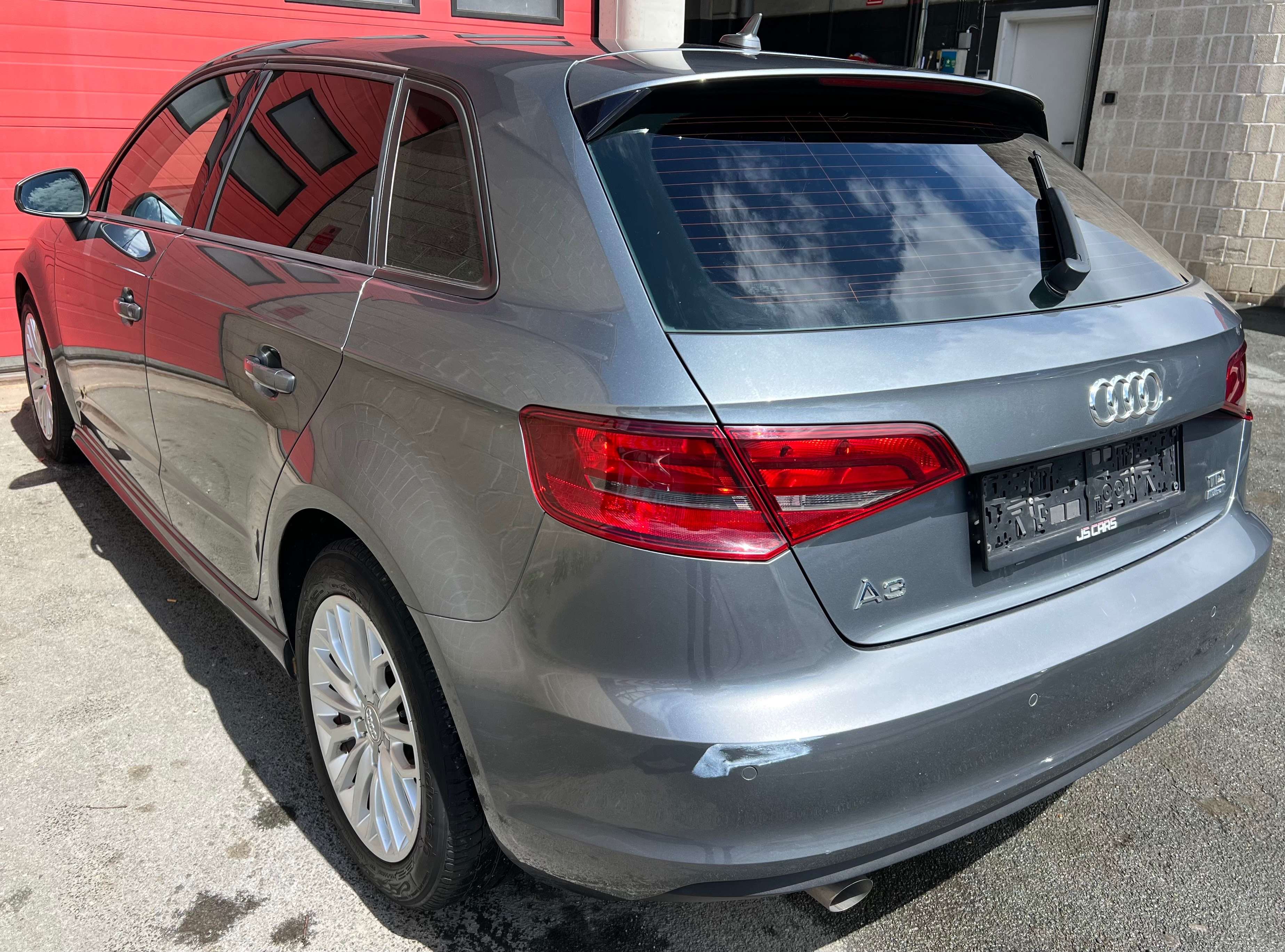 Audi A3 Sportback 1.6 TDi Ambiente + CLIM + NAVI