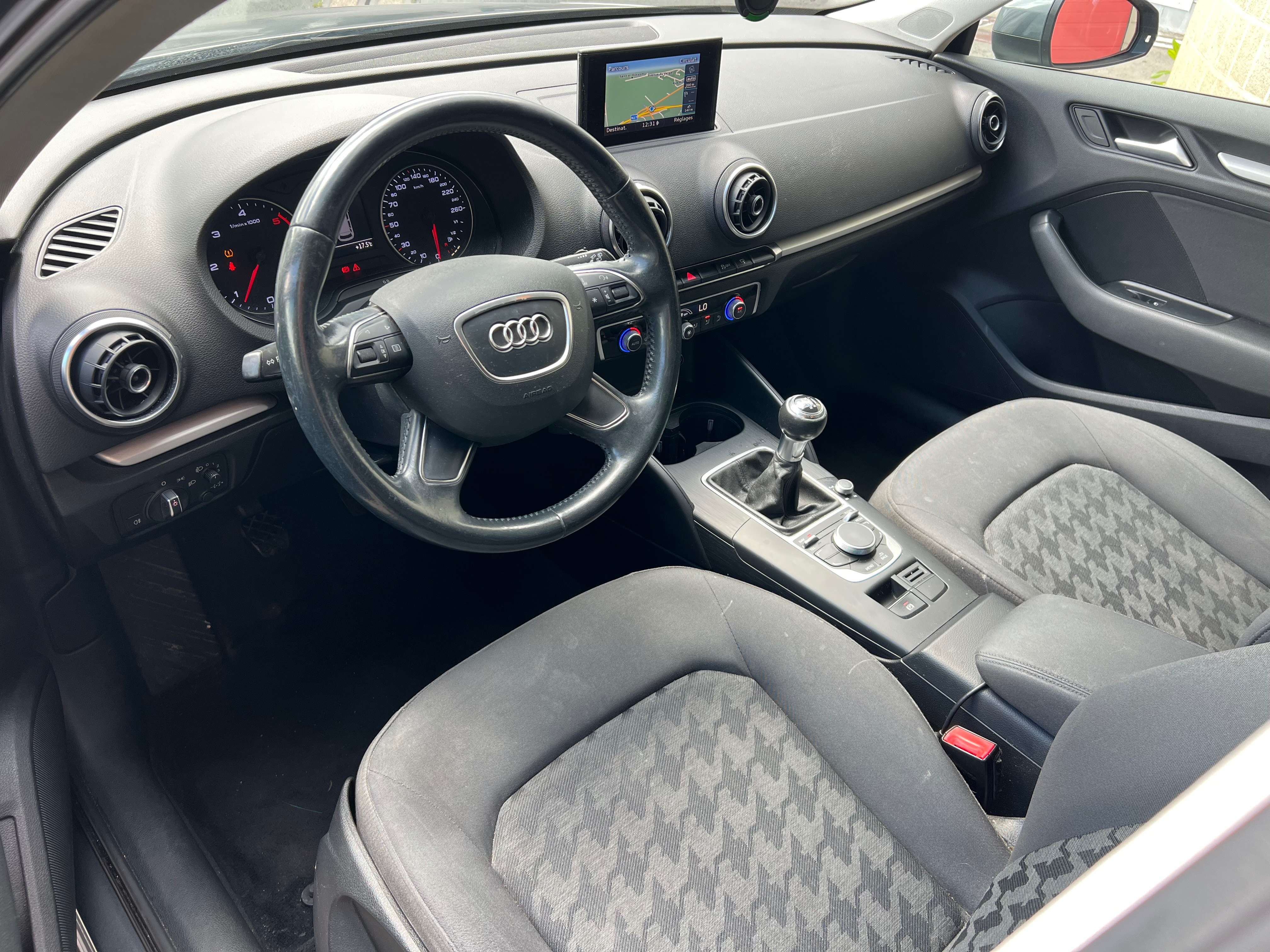 Audi A3 Sportback 1.6 TDi Ambiente + CLIM + NAVI