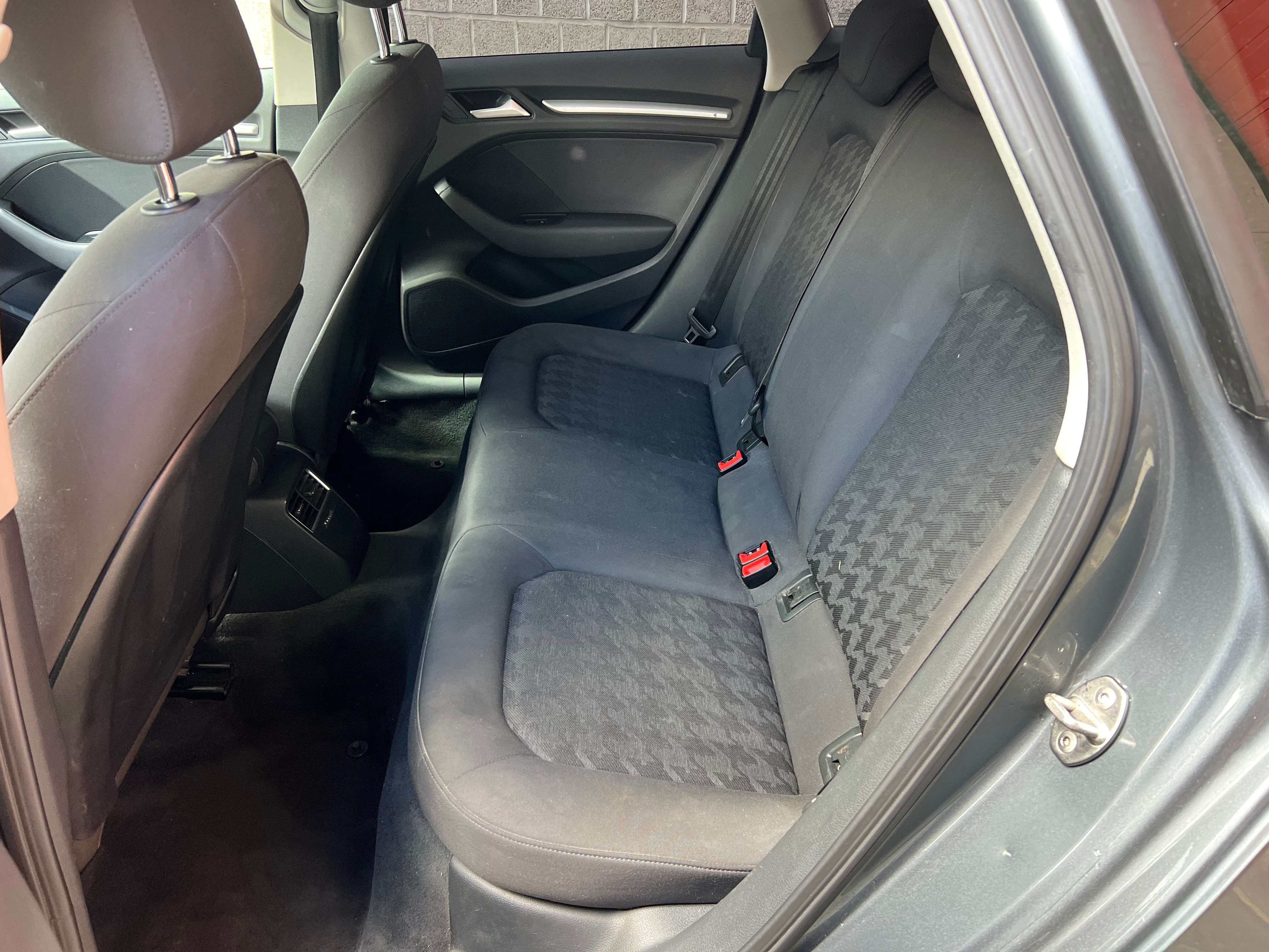 Audi A3 Sportback 1.6 TDi Ambiente + CLIM + NAVI