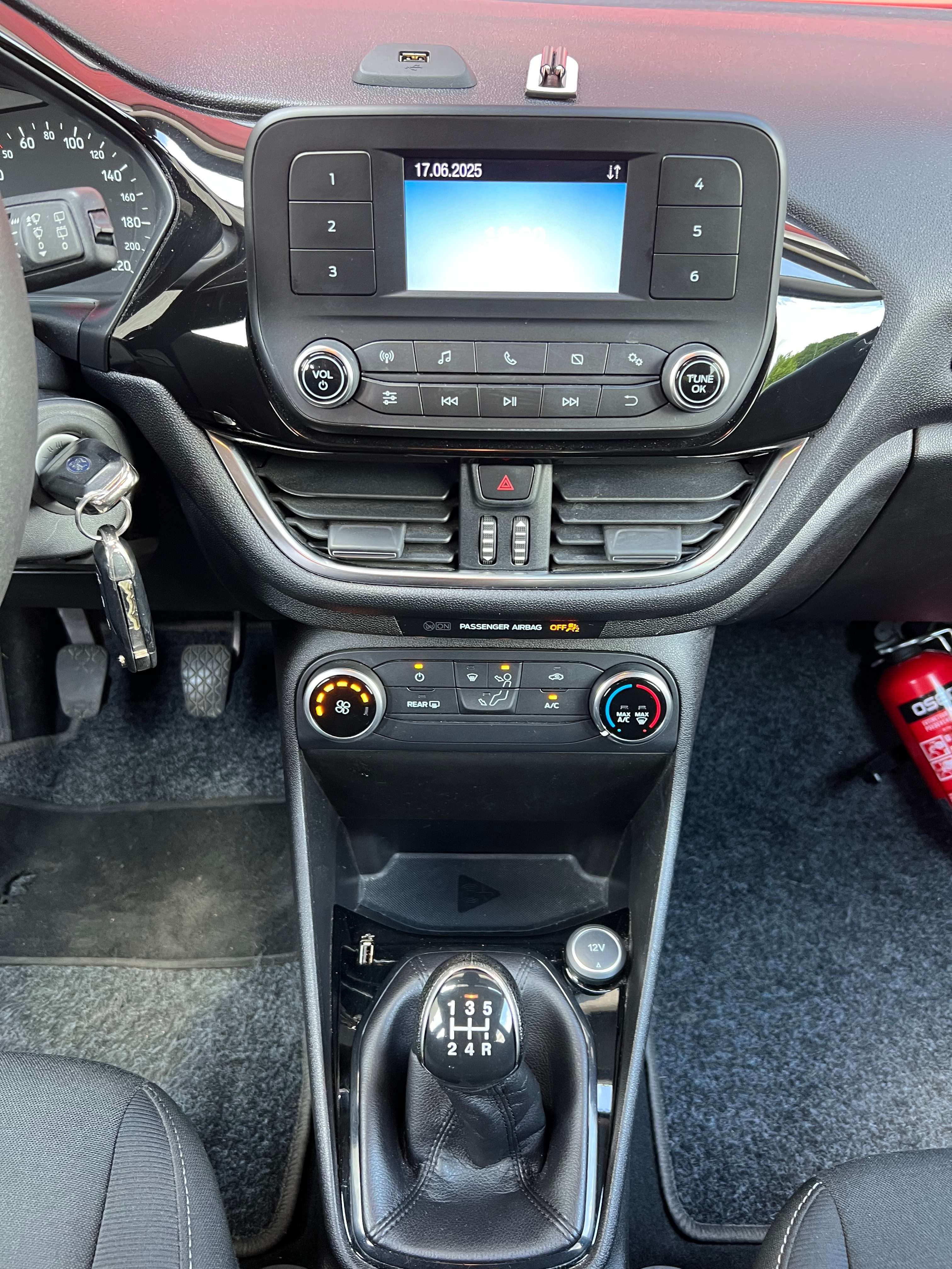 Ford Fiesta 1.1i Titanium + CAR-PASS + CLIM