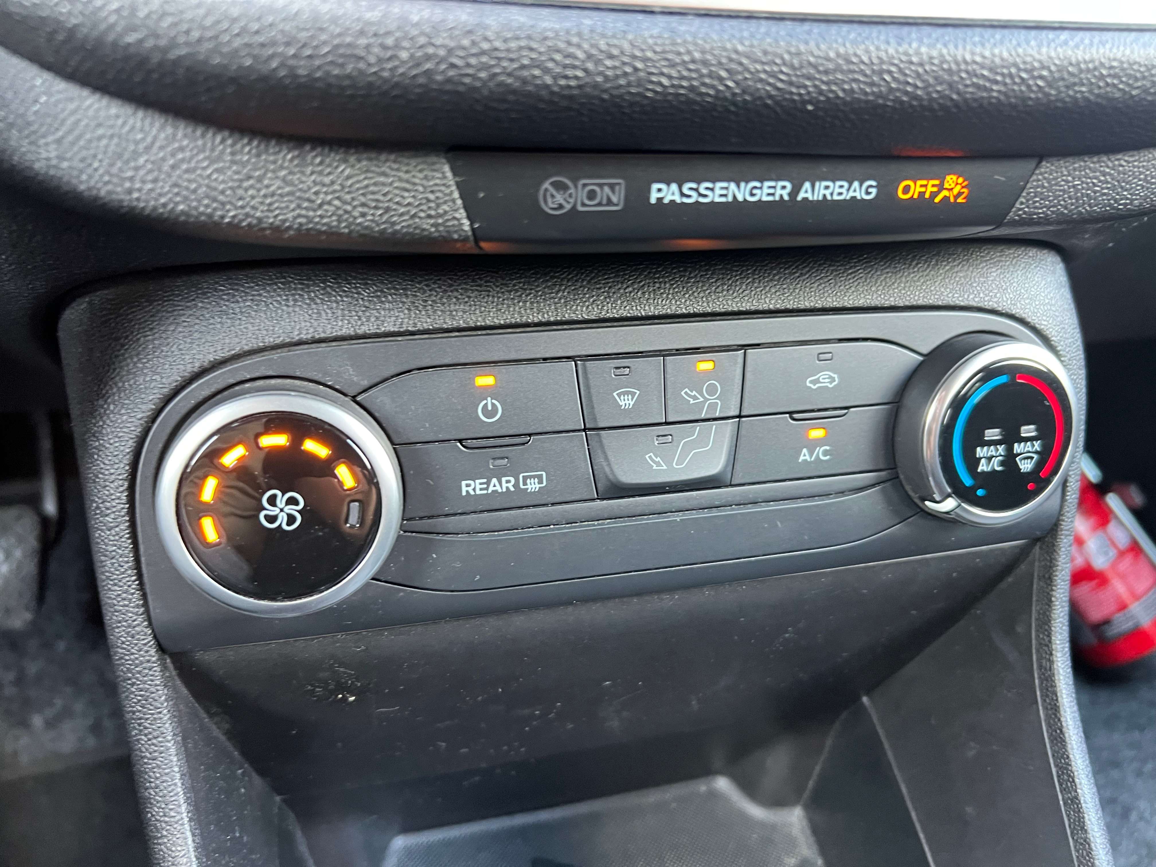 Ford Fiesta 1.1i Titanium + CAR-PASS + CLIM