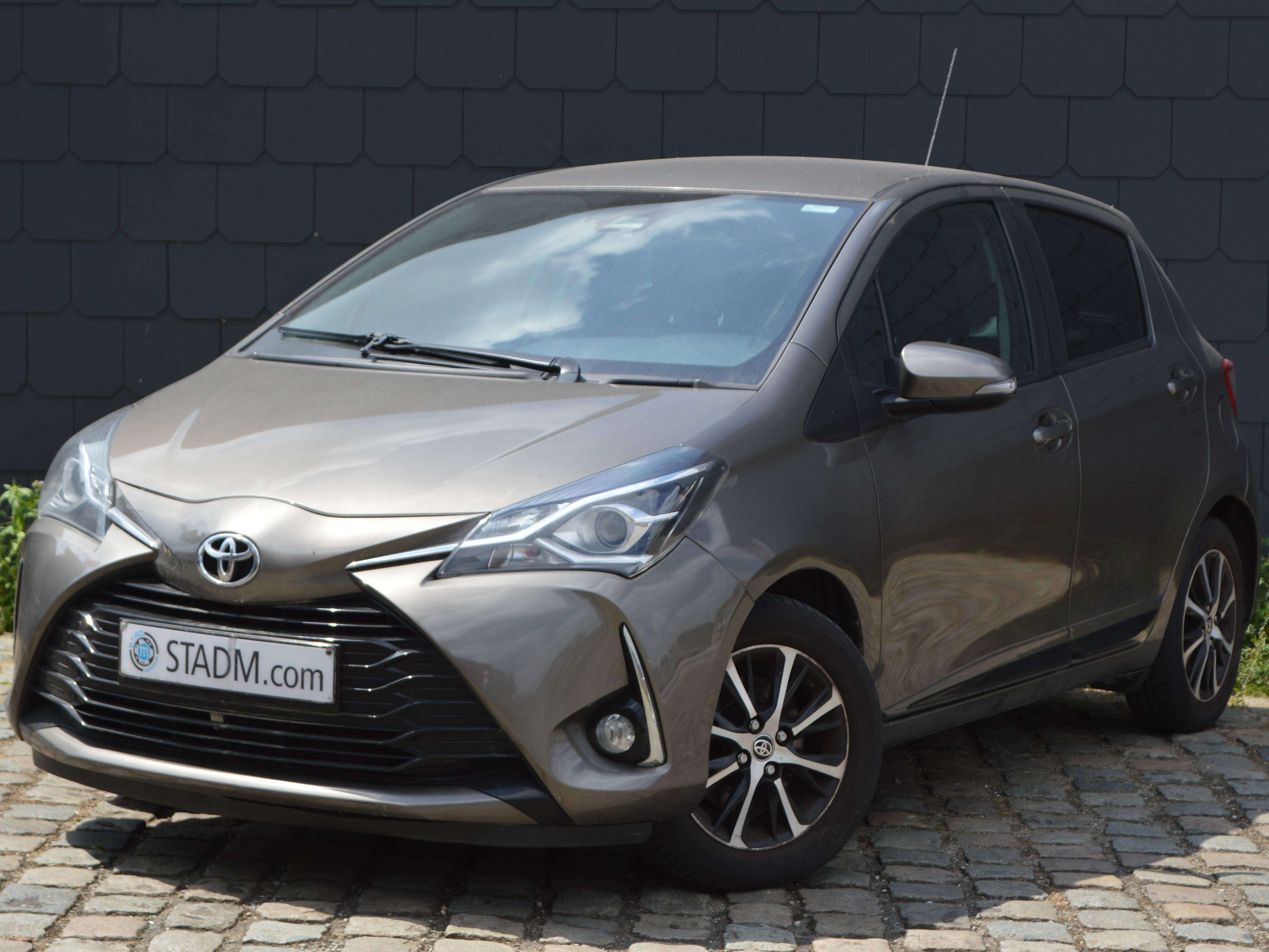 Toyota Yaris Yaris 1.5i Dual CARPASS CARNET BENZINE NAVI LEDER