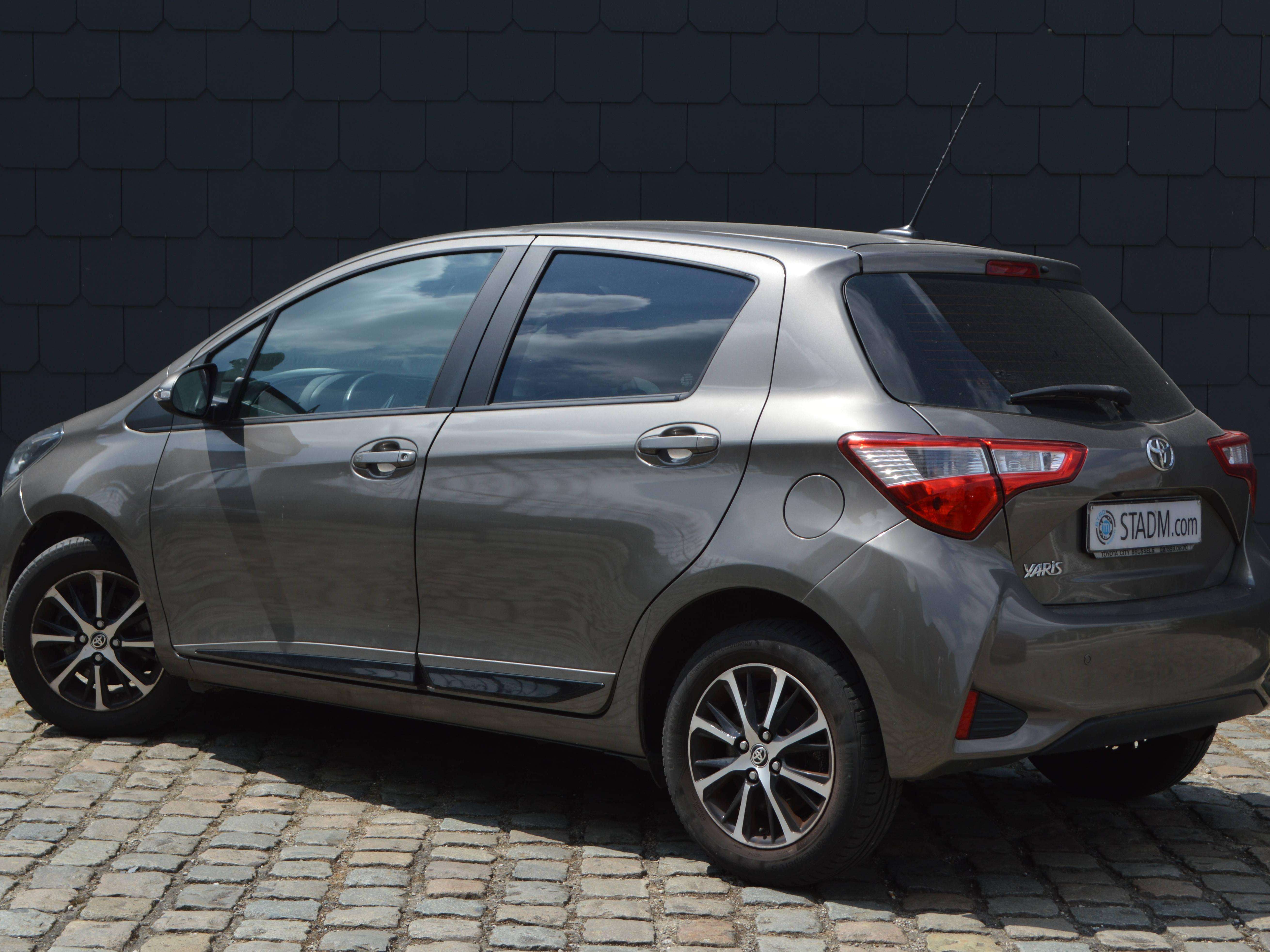 Toyota Yaris Yaris 1.5i Dual CARPASS CARNET BENZINE NAVI LEDER