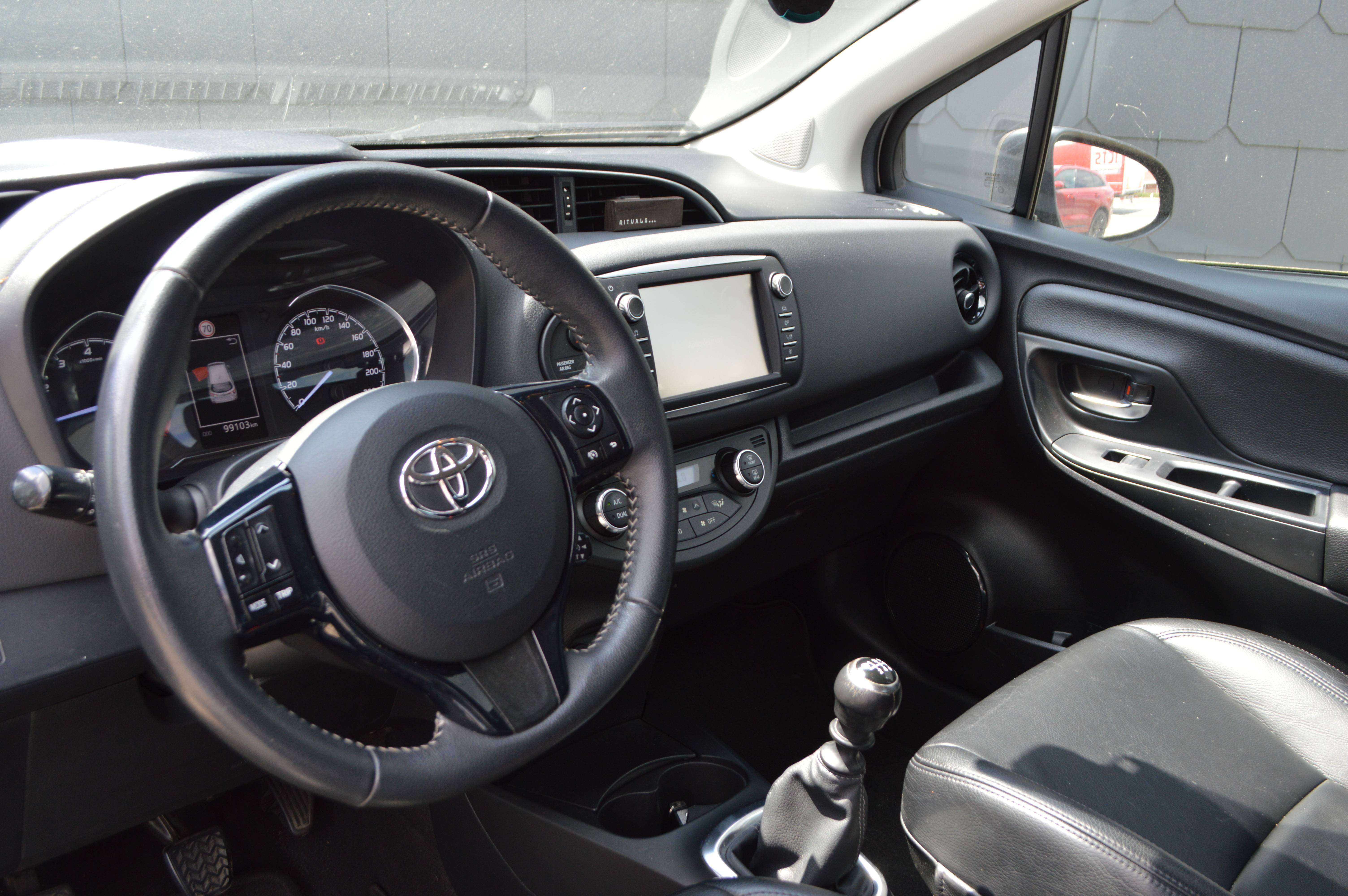 Toyota Yaris Yaris 1.5i Dual CARPASS CARNET BENZINE NAVI LEDER