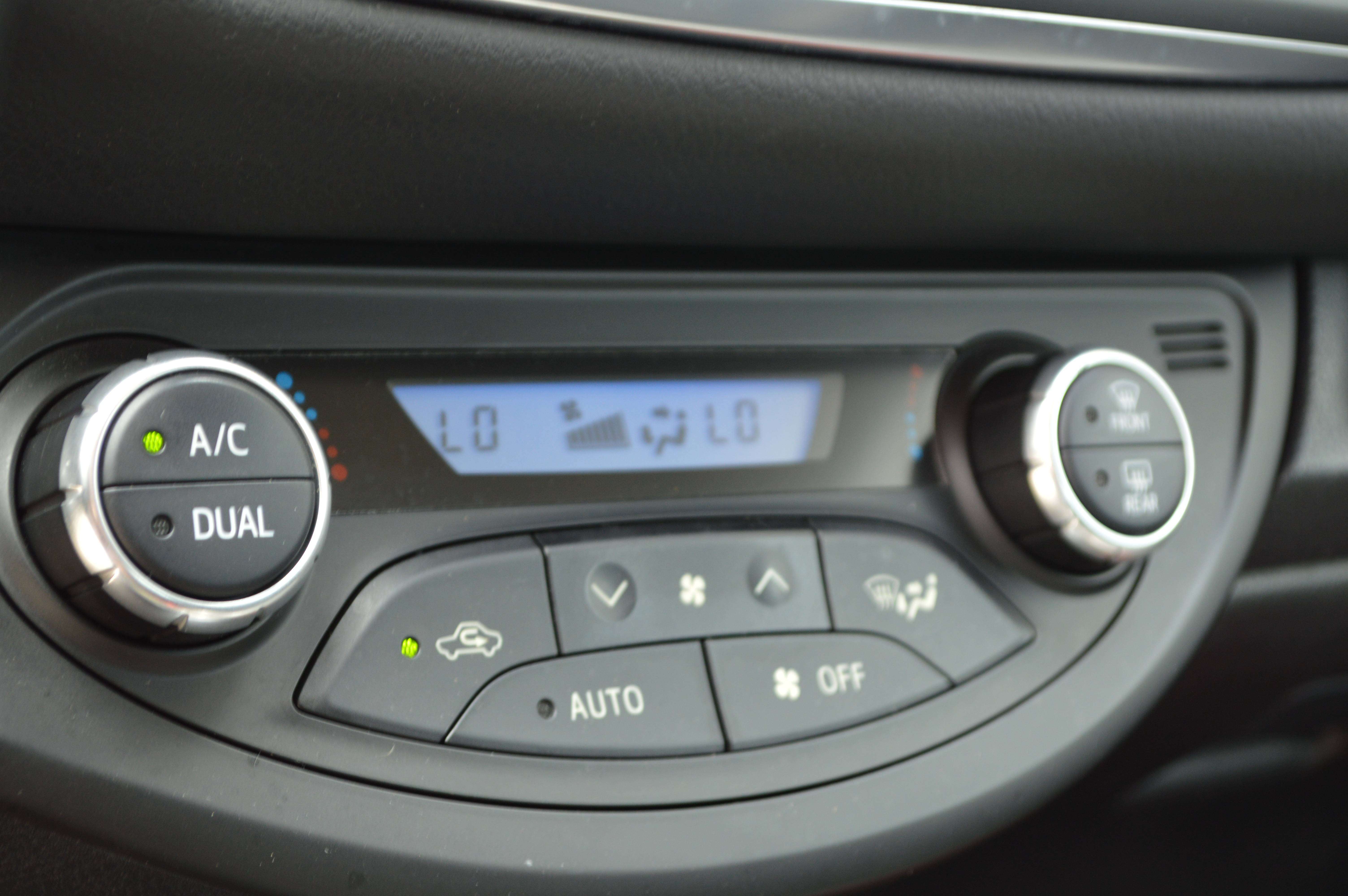 Toyota Yaris Yaris 1.5i Dual CARPASS CARNET BENZINE NAVI LEDER