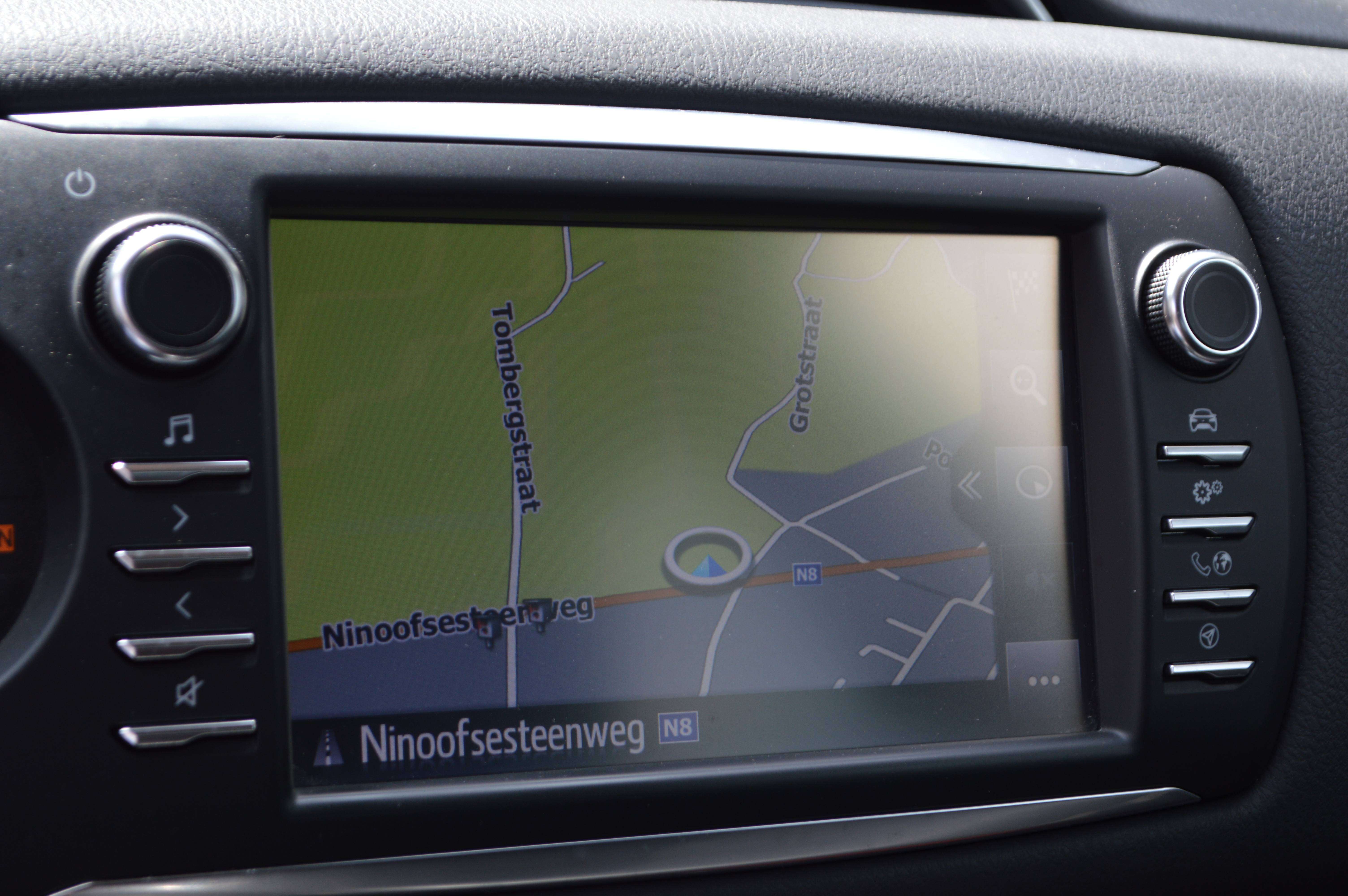 Toyota Yaris Yaris 1.5i Dual CARPASS CARNET BENZINE NAVI LEDER