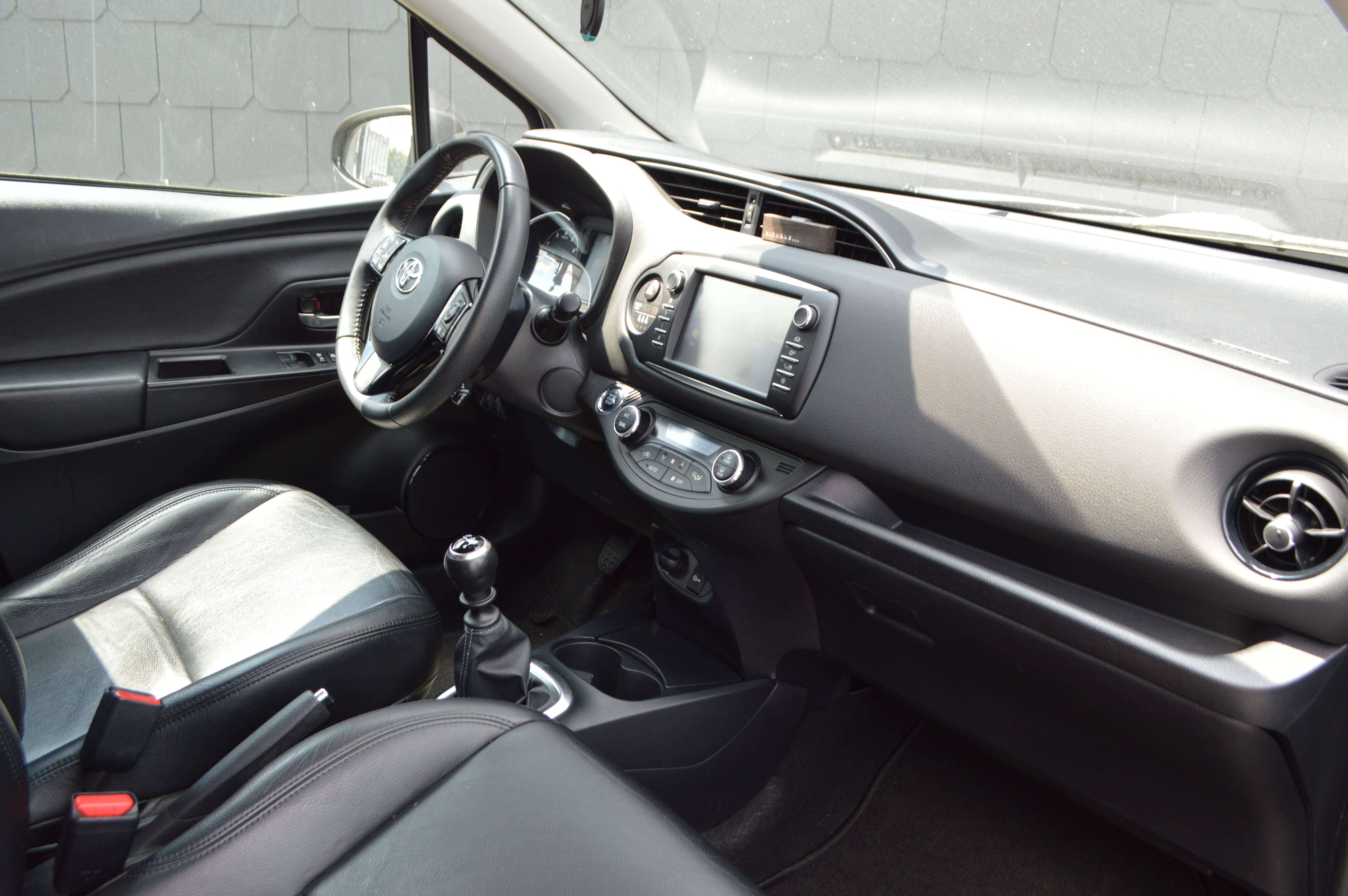 Toyota Yaris Yaris 1.5i Dual CARPASS CARNET BENZINE NAVI LEDER