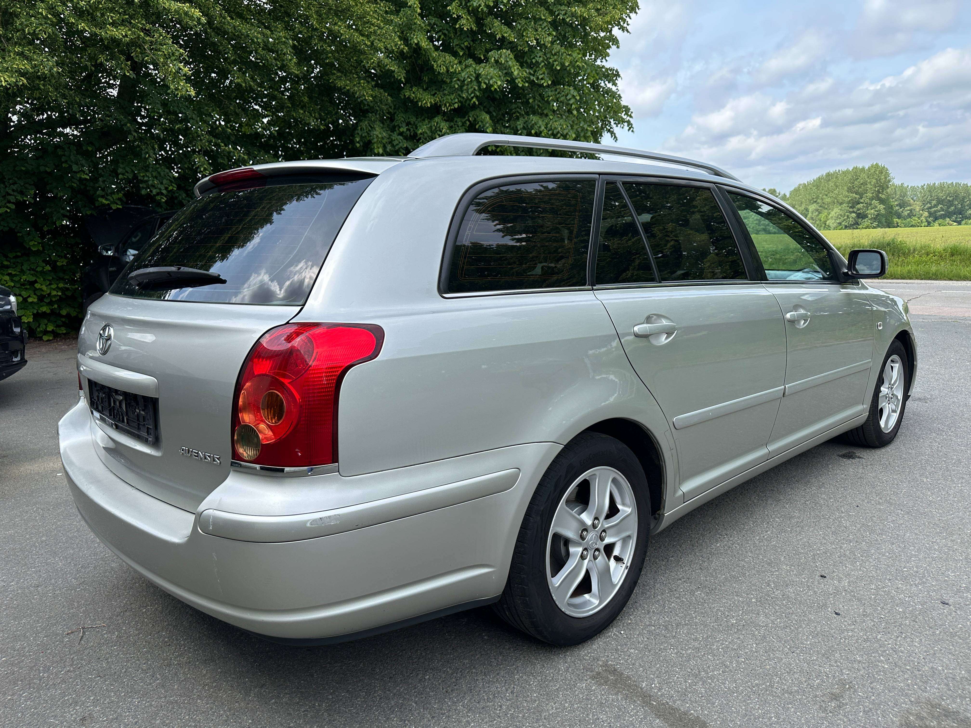 Toyota Avensis 1.8i VVT-i 16v Linea Luna