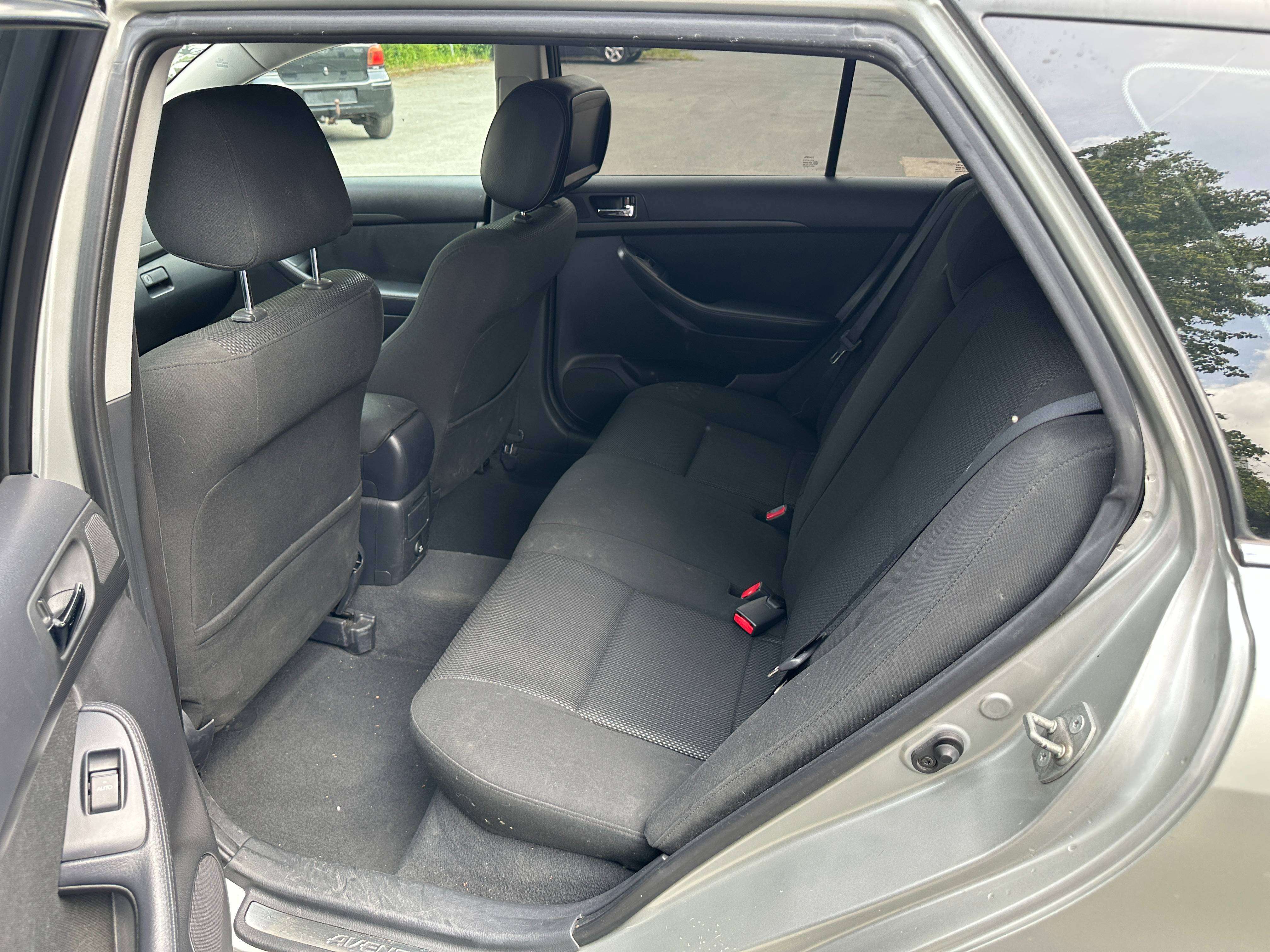 Toyota Avensis 1.8i VVT-i 16v Linea Luna