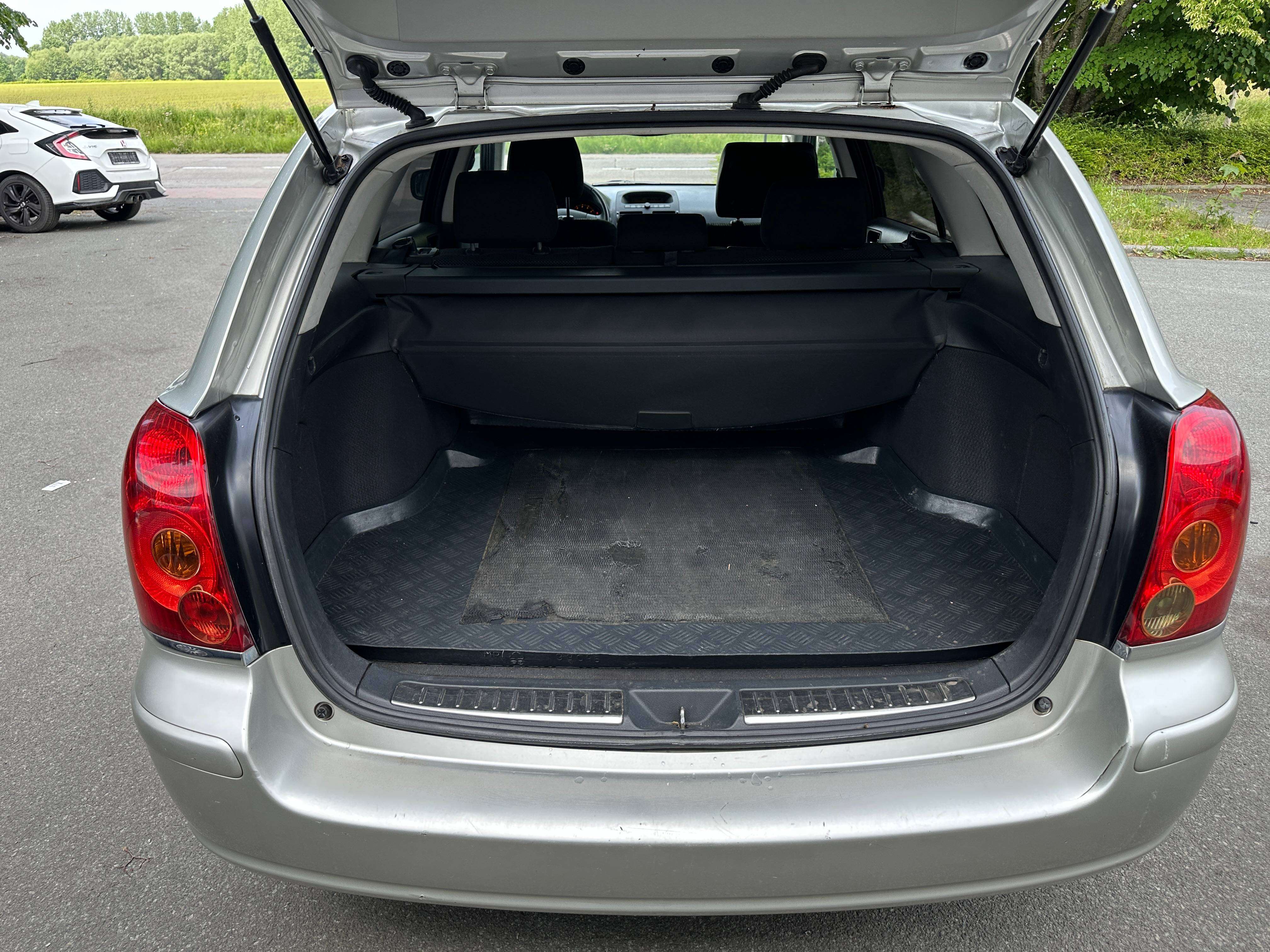 Toyota Avensis 1.8i VVT-i 16v Linea Luna