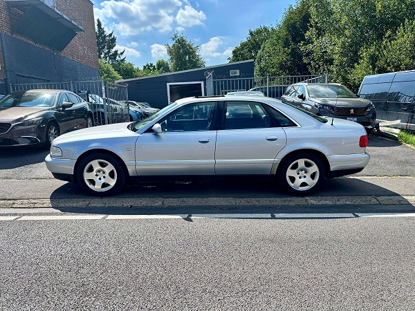 Audi A8 4.2i V8 Quattro " full historique " etat neuf d origine