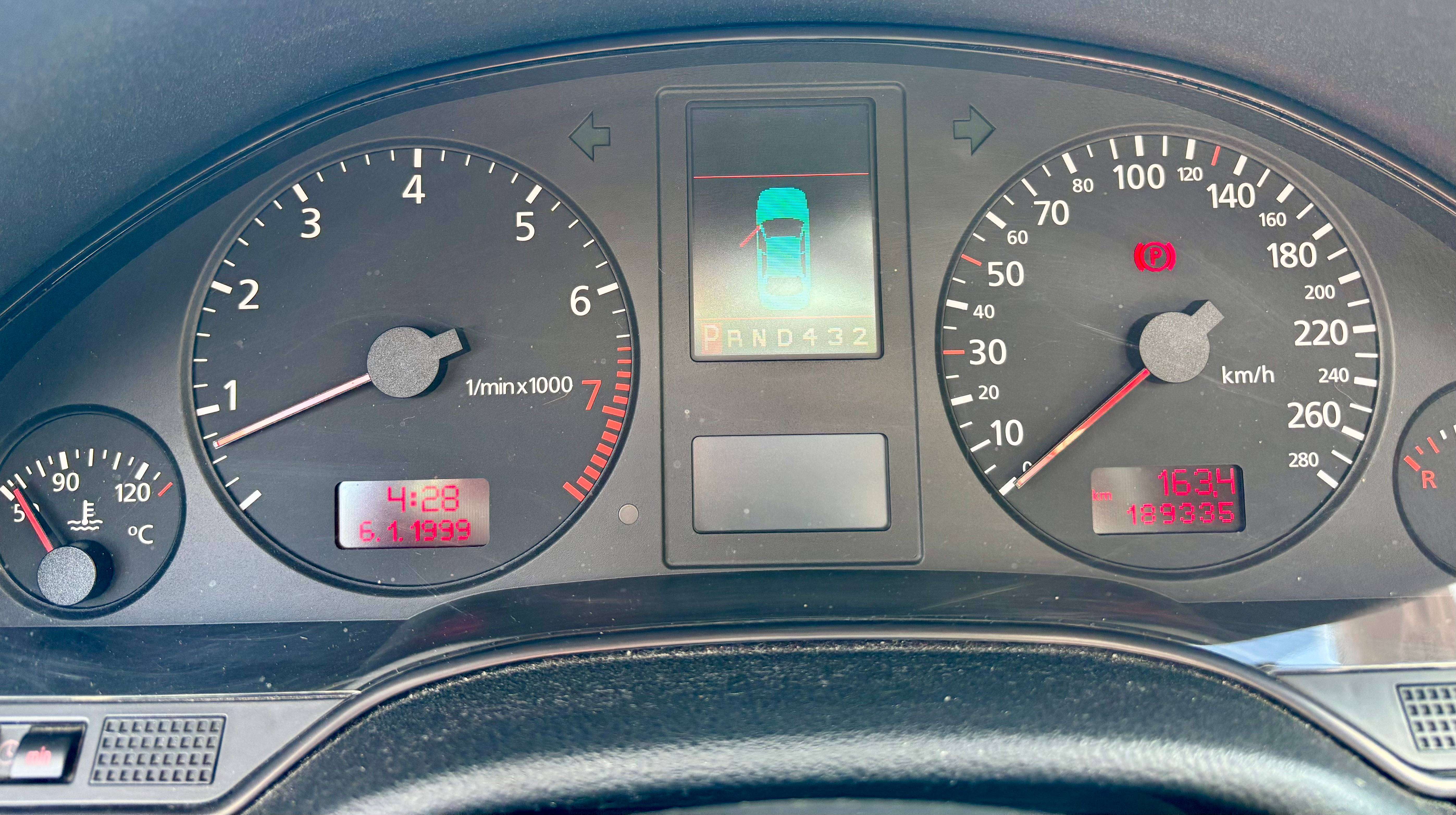 Audi A8 4.2i V8 Quattro " full historique " etat neuf d origine