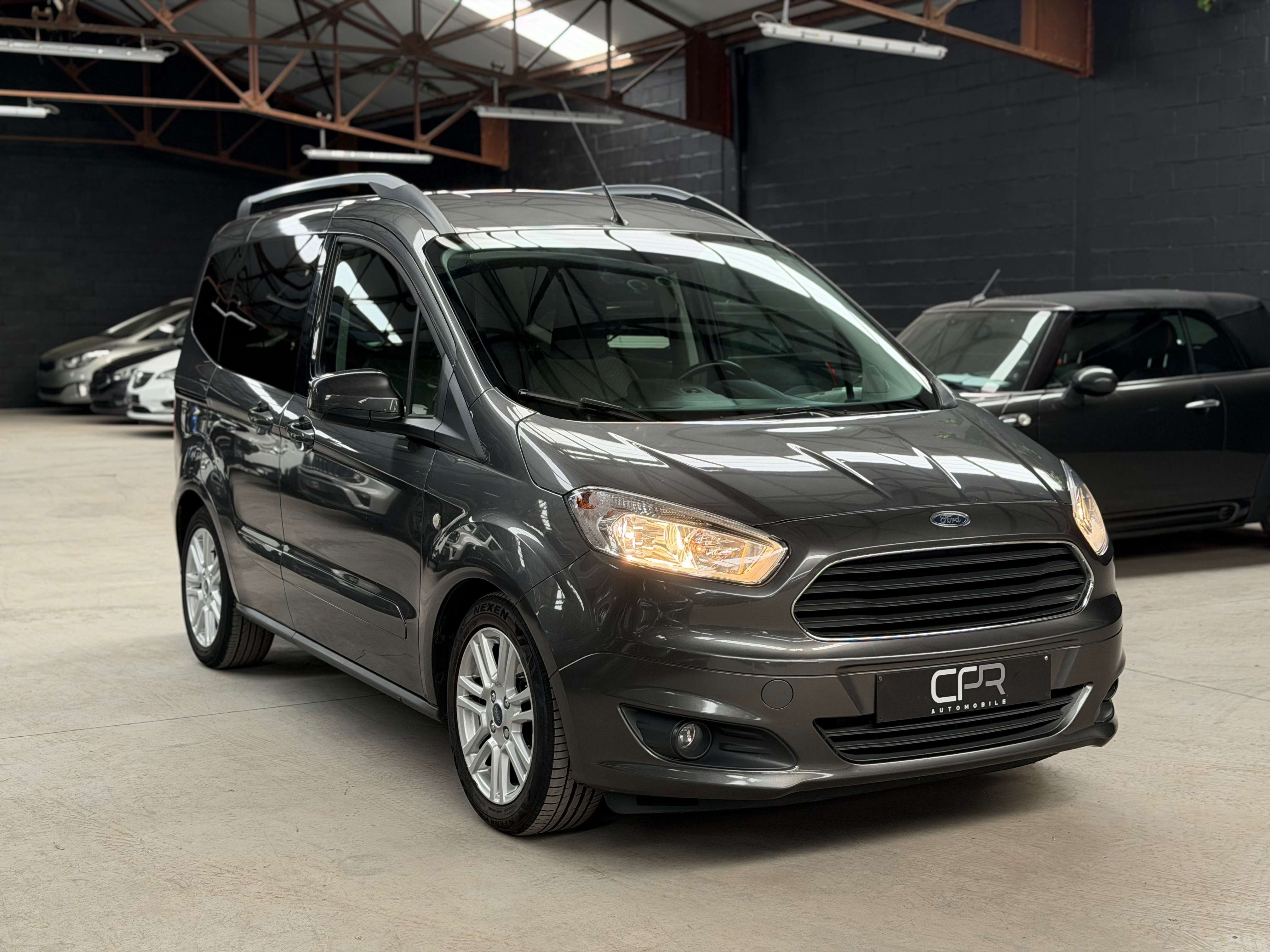 Ford Tourneo Courier 1.5 D * 1ER PROP * 5 PLACES * GPS * CLIM * RADAR AR *