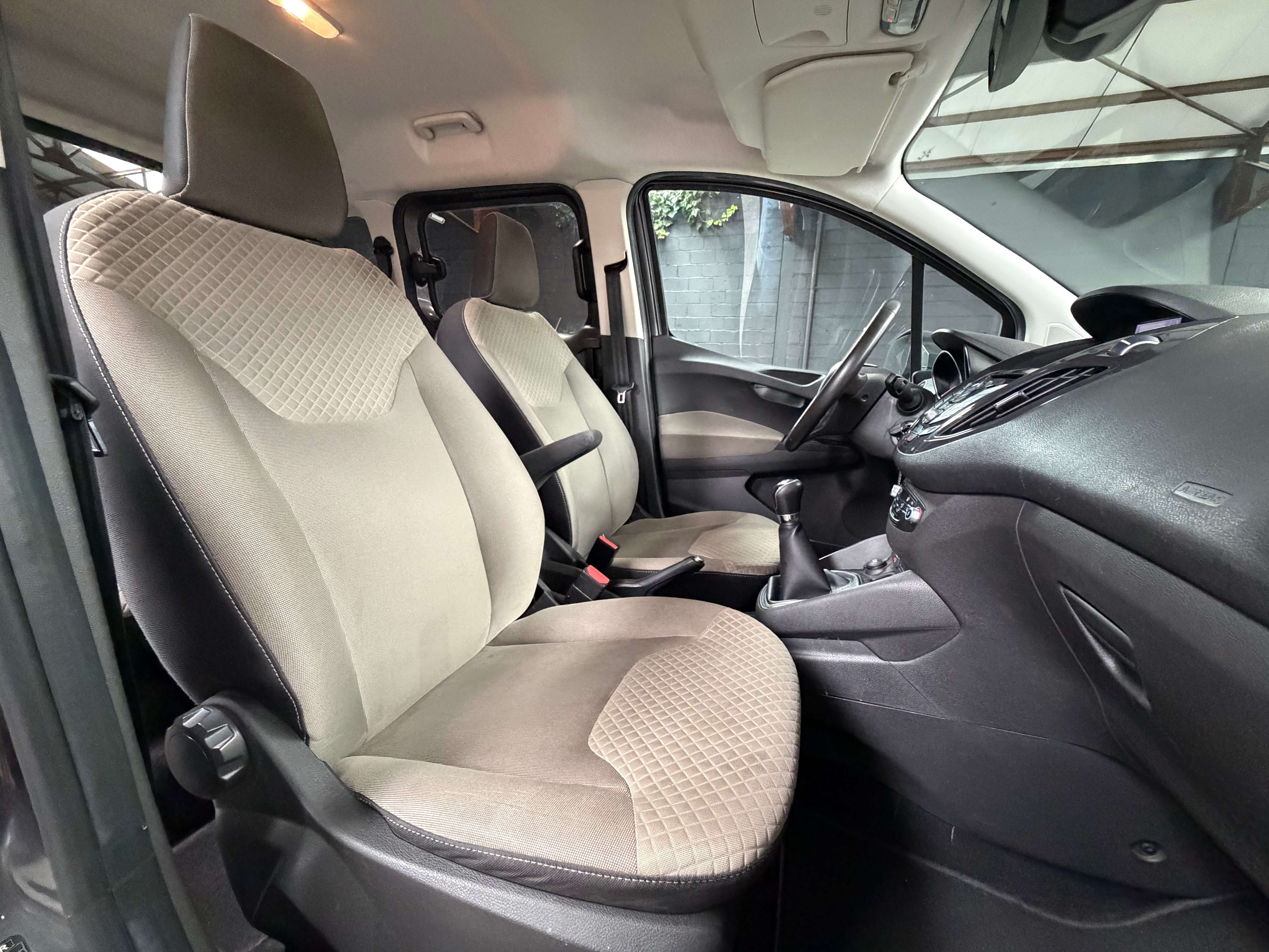 Ford Tourneo Courier 1.5 D * 1ER PROP * 5 PLACES * GPS * CLIM * RADAR AR *