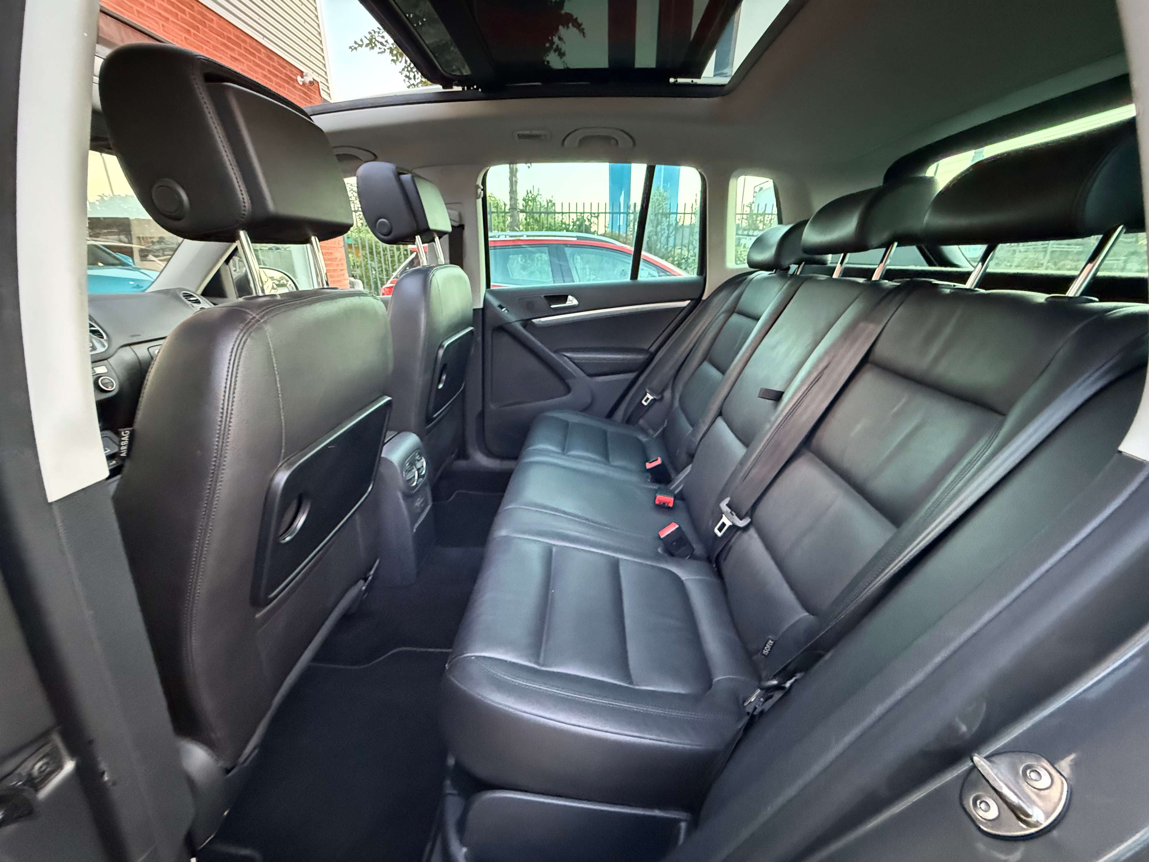 Volkswagen Tiguan 2.0TDI 110PK |✅NAVIGATIE | PANO DAK | LEDER | TREKHAAK | ZETELVERWARMING | EURO 6B | ELEK. ZETEL VERSTELLING