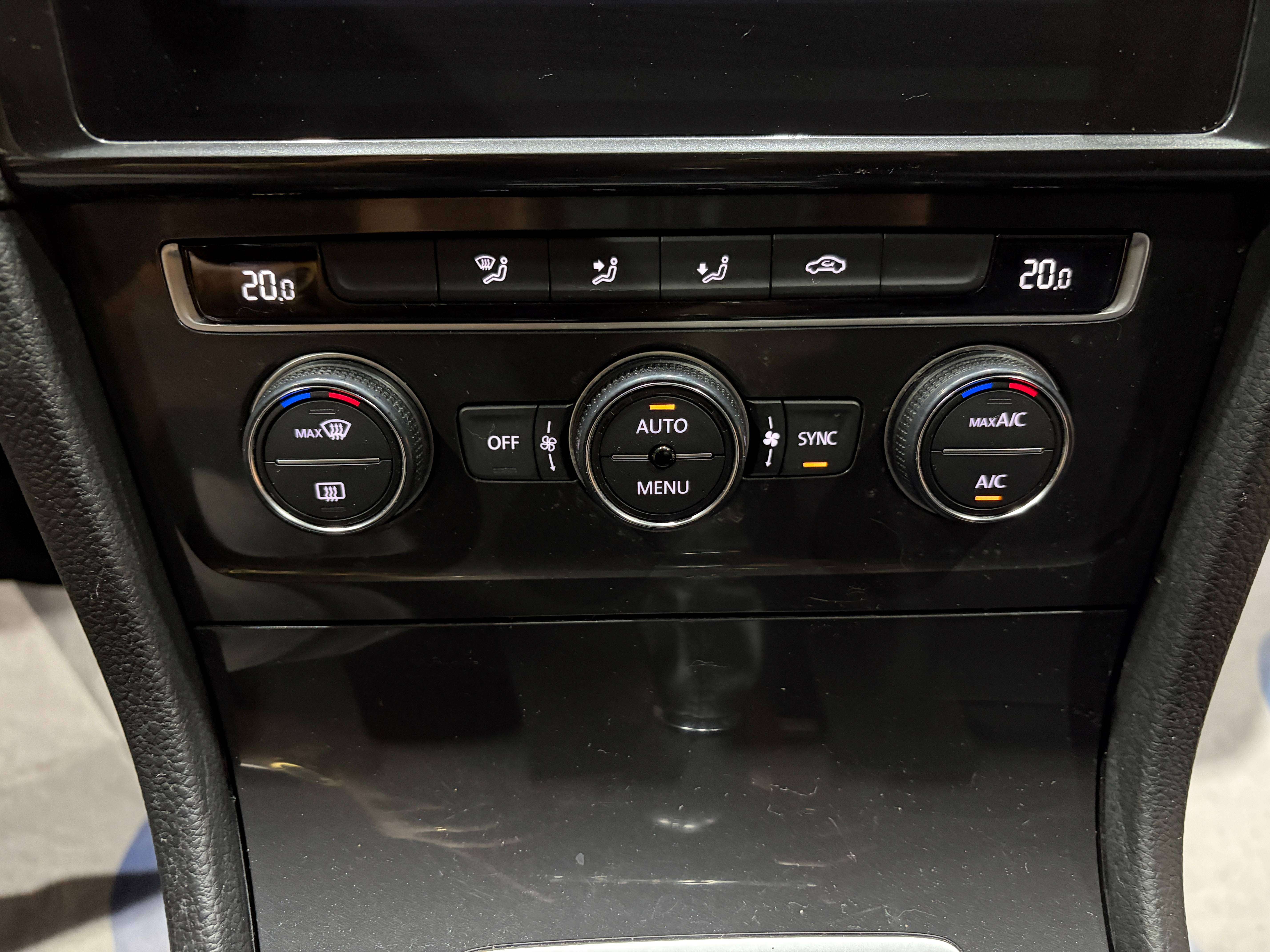 Volkswagen Golf 1.6 TDi *CARPLAY*FRONT ASSIST*ACC*CAPTEUR AV+AR*GARANTIE*