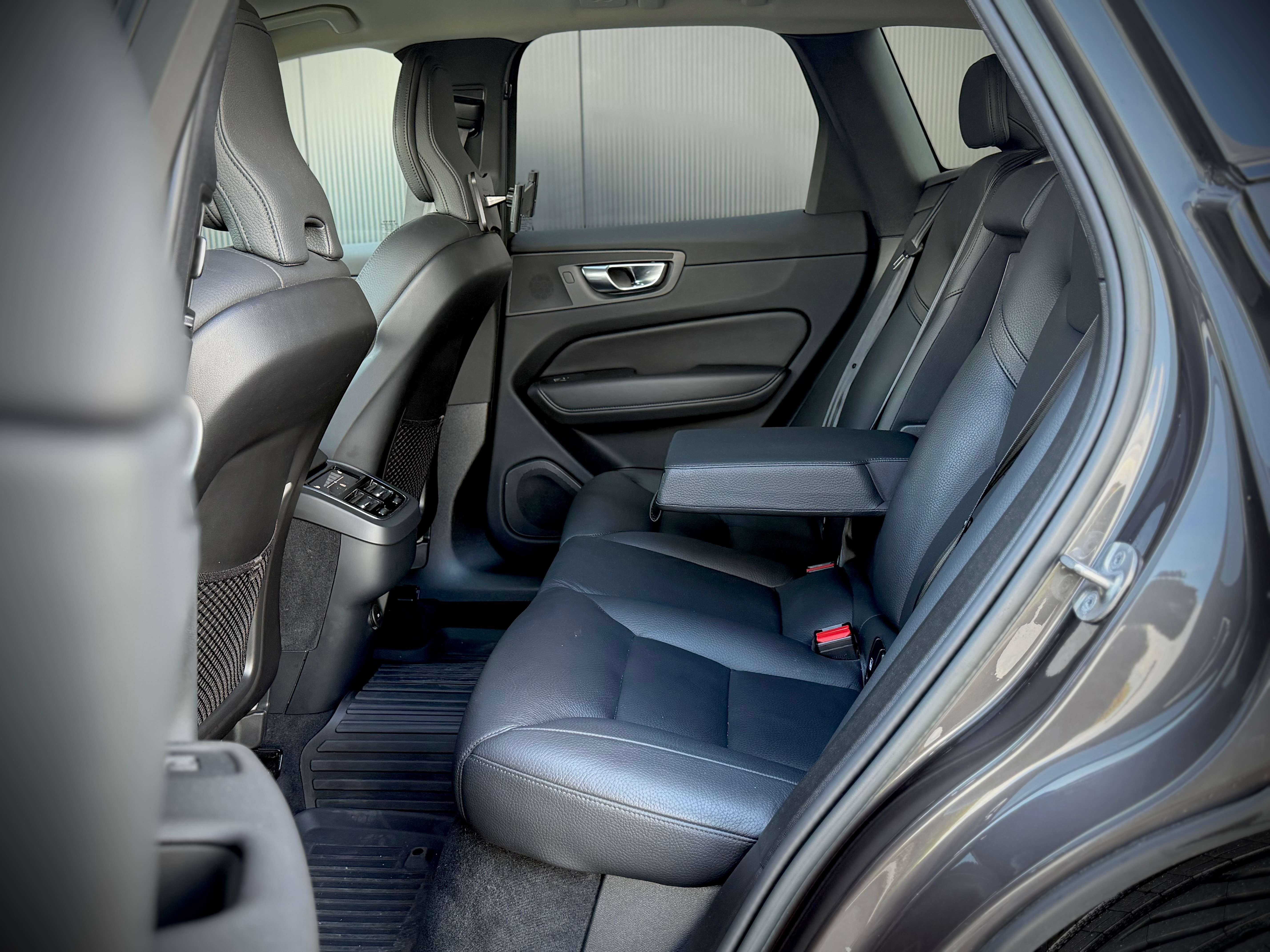 Volvo XC60 XC60 2.0 B4 MHEV AWD Ultimate Dark thumbnail