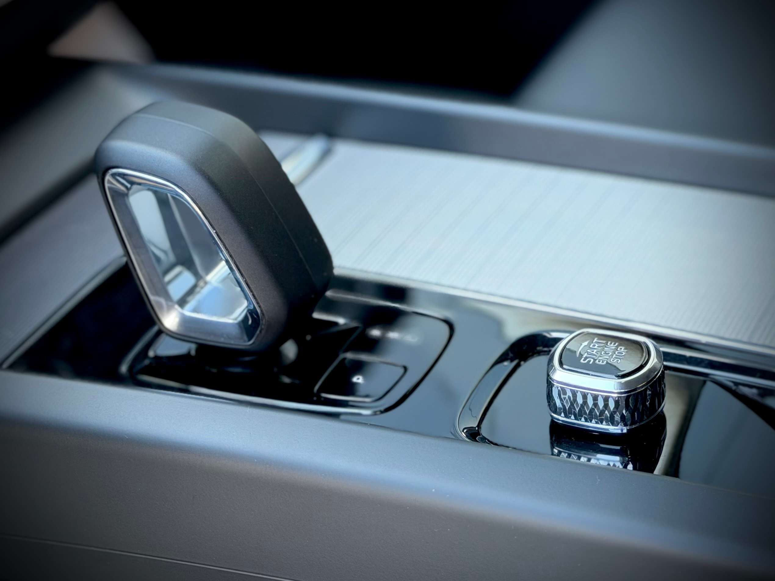 Volvo XC60 XC60 2.0 B4 MHEV AWD Ultimate Dark thumbnail