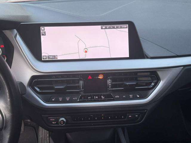 BMW 118 118i Sport Edition / 1er Main / Full Led / Front assist / Car-Play