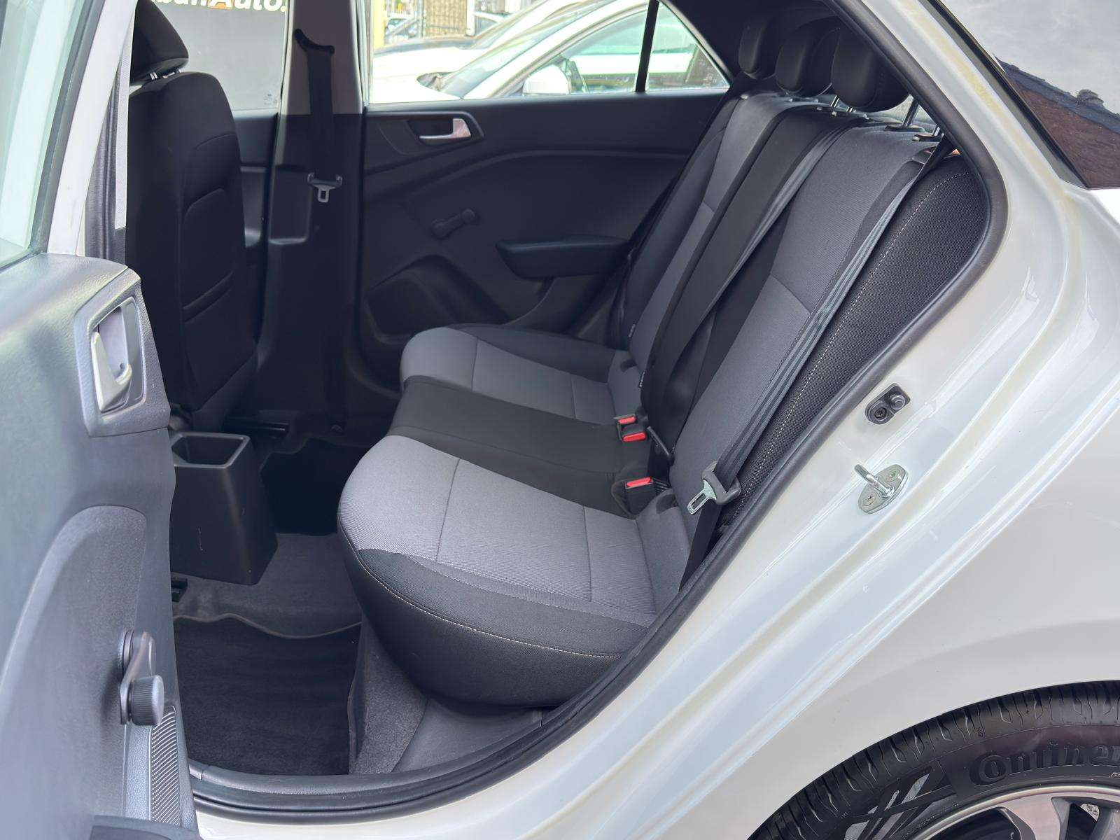 Hyundai i20 i20 1.2i • CARPLAY • CAMERA • CLIM • JANTES • GARANTI 12 MOIS !!