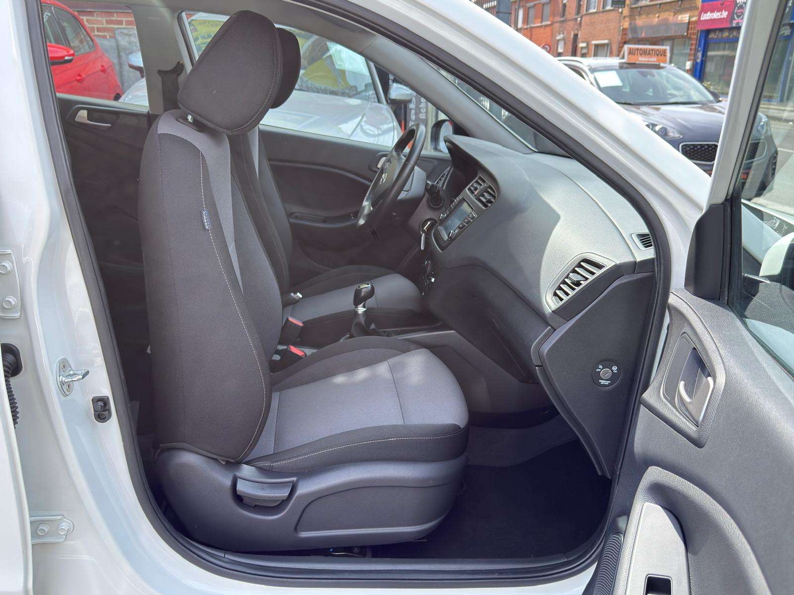 Hyundai i20 i20 1.2i • CARPLAY • CAMERA • CLIM • JANTES • GARANTI 12 MOIS !!