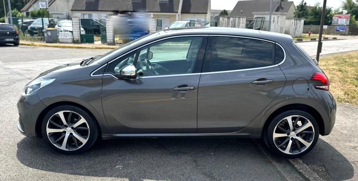 Peugeot 208 1.2 110 FELINE TOIT PANORAMIQUE ENTRETIEN EXCLUSIF PEUGEOT A JOUR