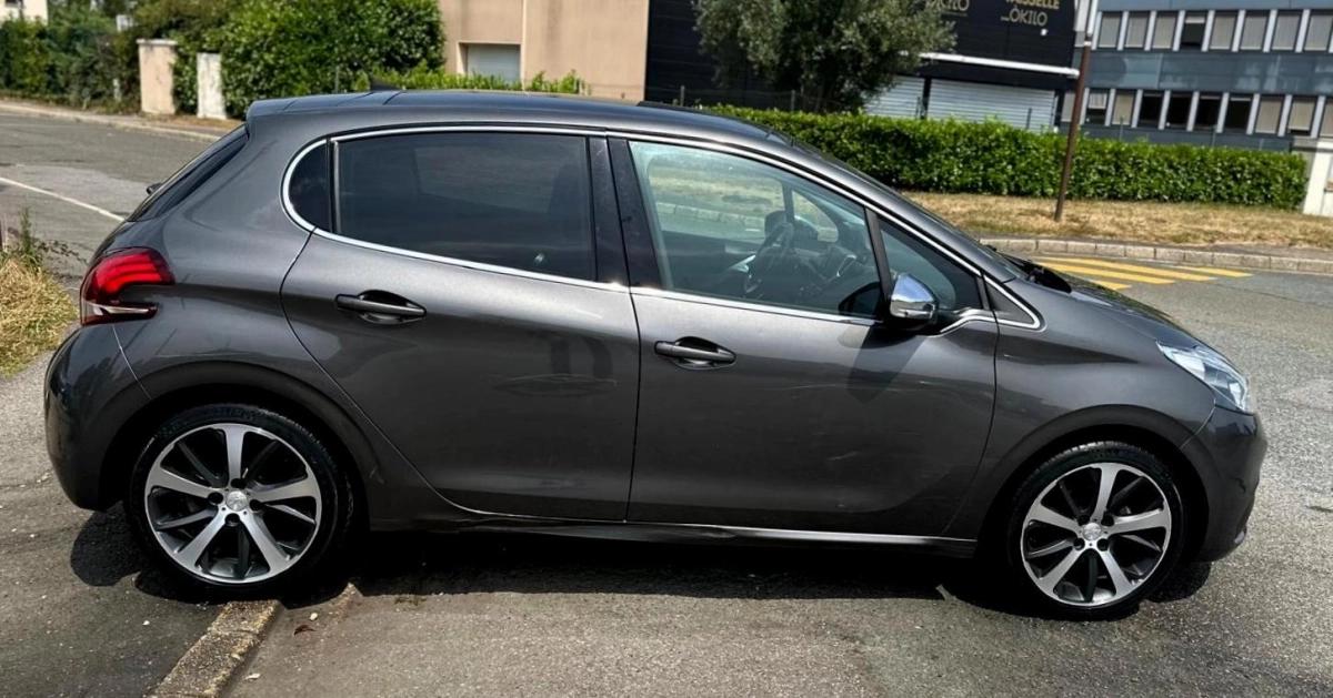 Peugeot 208 1.2 110 FELINE TOIT PANORAMIQUE ENTRETIEN EXCLUSIF PEUGEOT A JOUR
