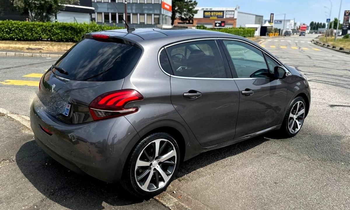 Peugeot 208 1.2 110 FELINE TOIT PANORAMIQUE ENTRETIEN EXCLUSIF PEUGEOT A JOUR