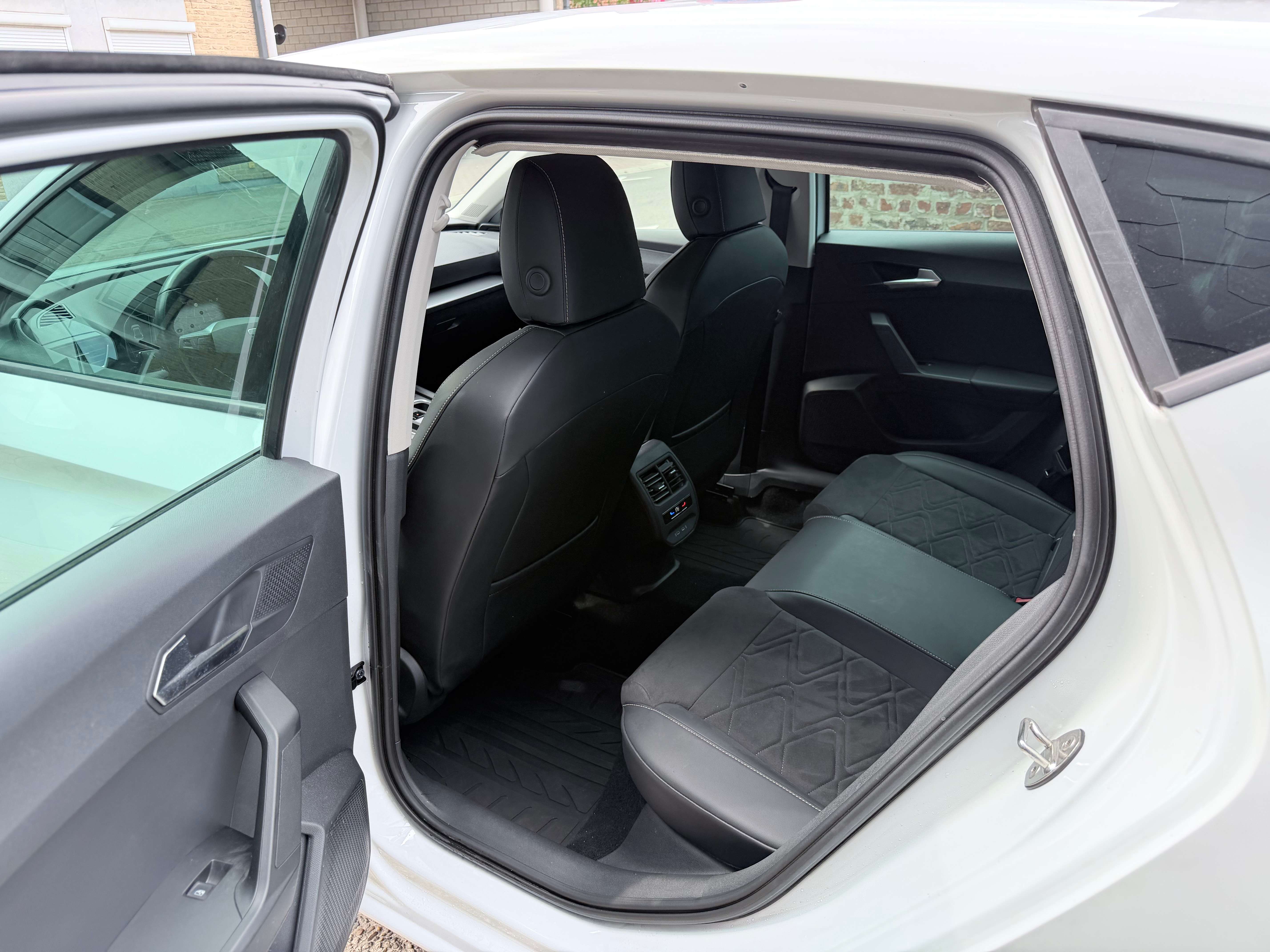 SEAT Leon 2.0 TDI AUTOMAAT | Apple CarPlay | Camera | Cruise | Leder