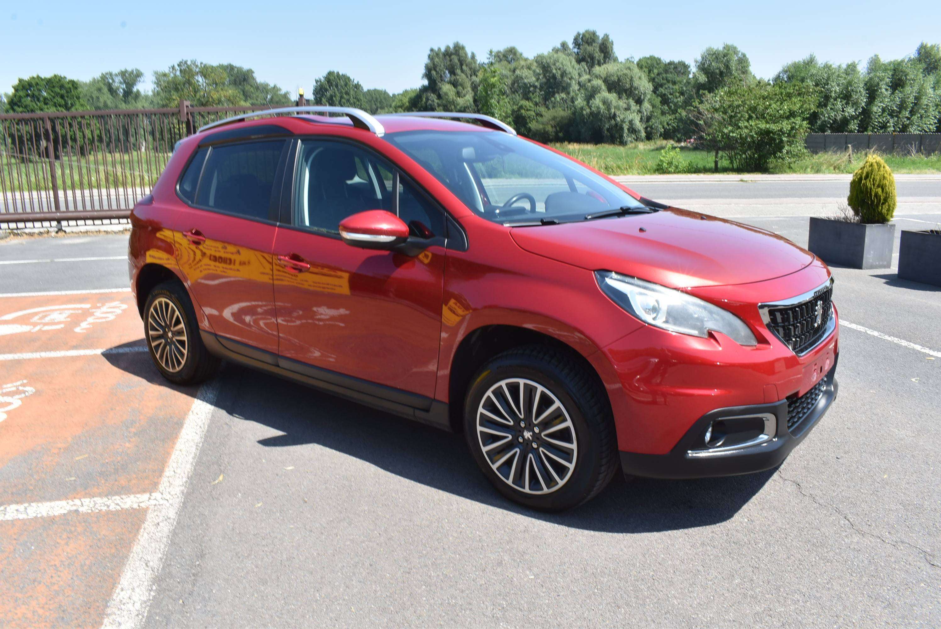 Peugeot 2008 1.6 BlueHDi Allure Airco/GPS/CarPlay**B2B FIX PRICE**