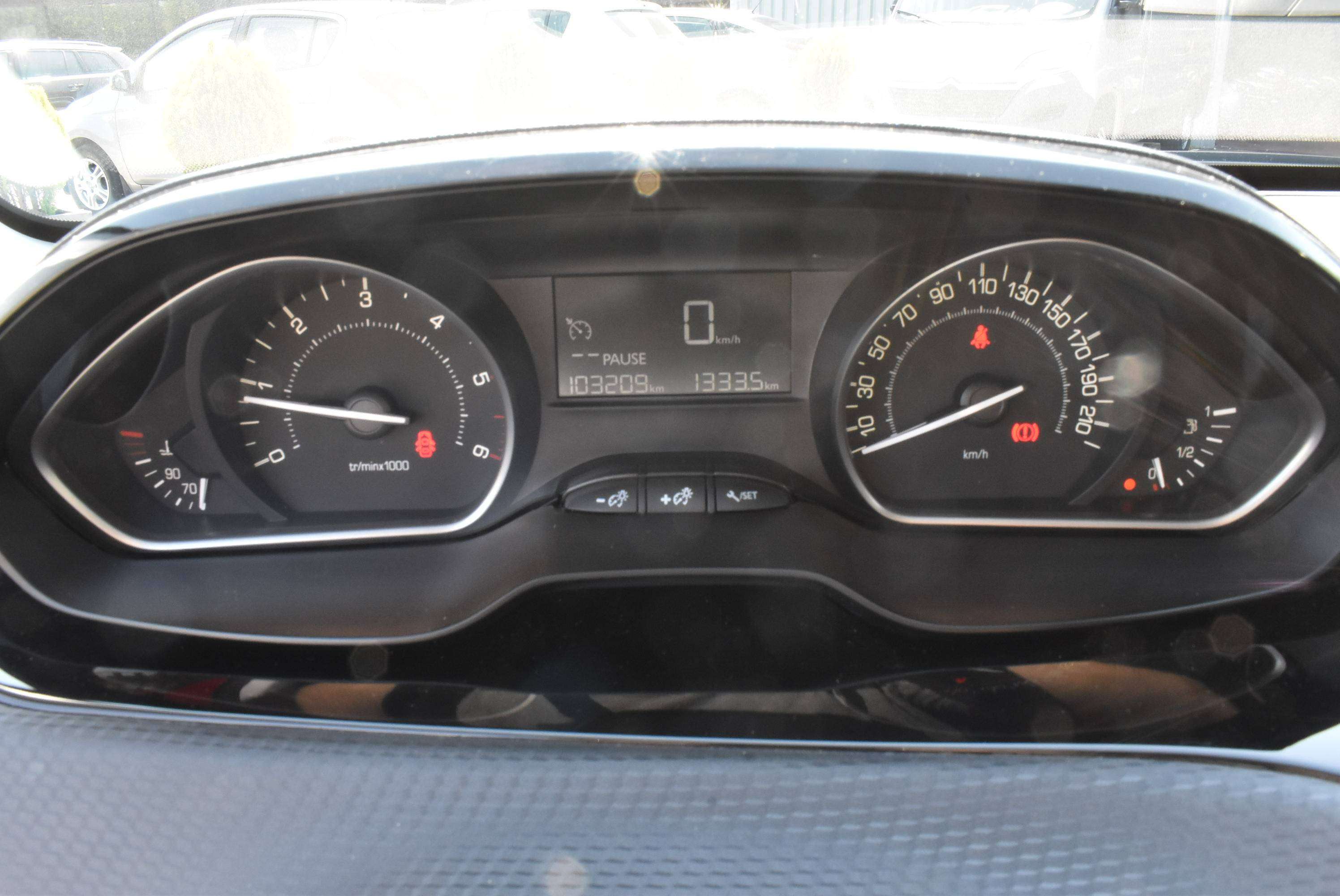 Peugeot 2008 1.6 BlueHDi Allure Airco/GPS/CarPlay**B2B FIX PRICE**