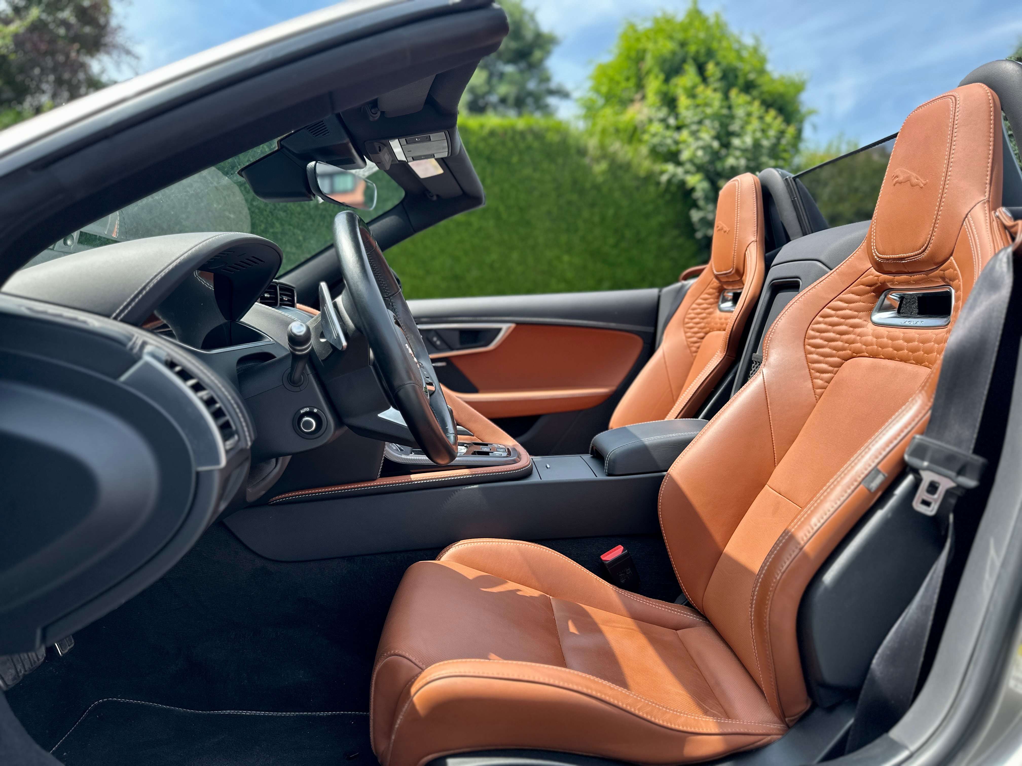 Jaguar F-Type F-Type Cabriolet 2.0 i4 P300 R-Dynamic / MERIDIAN SOUNDSYS / CARPLAY / CAMERA /