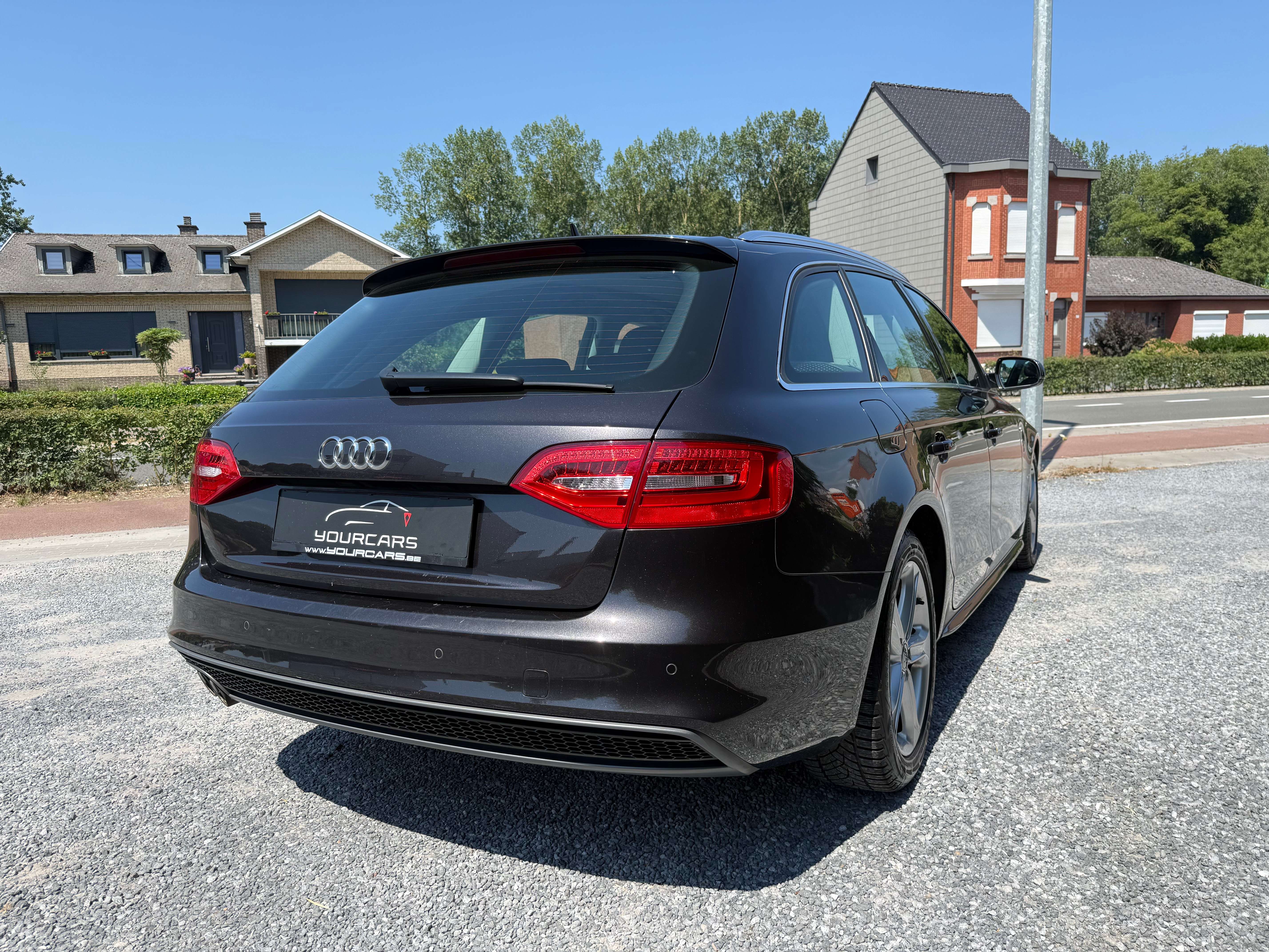Audi A4 Avant 2.0 TDi S line * XENON * GPS * 1ste OWNER thumbnail