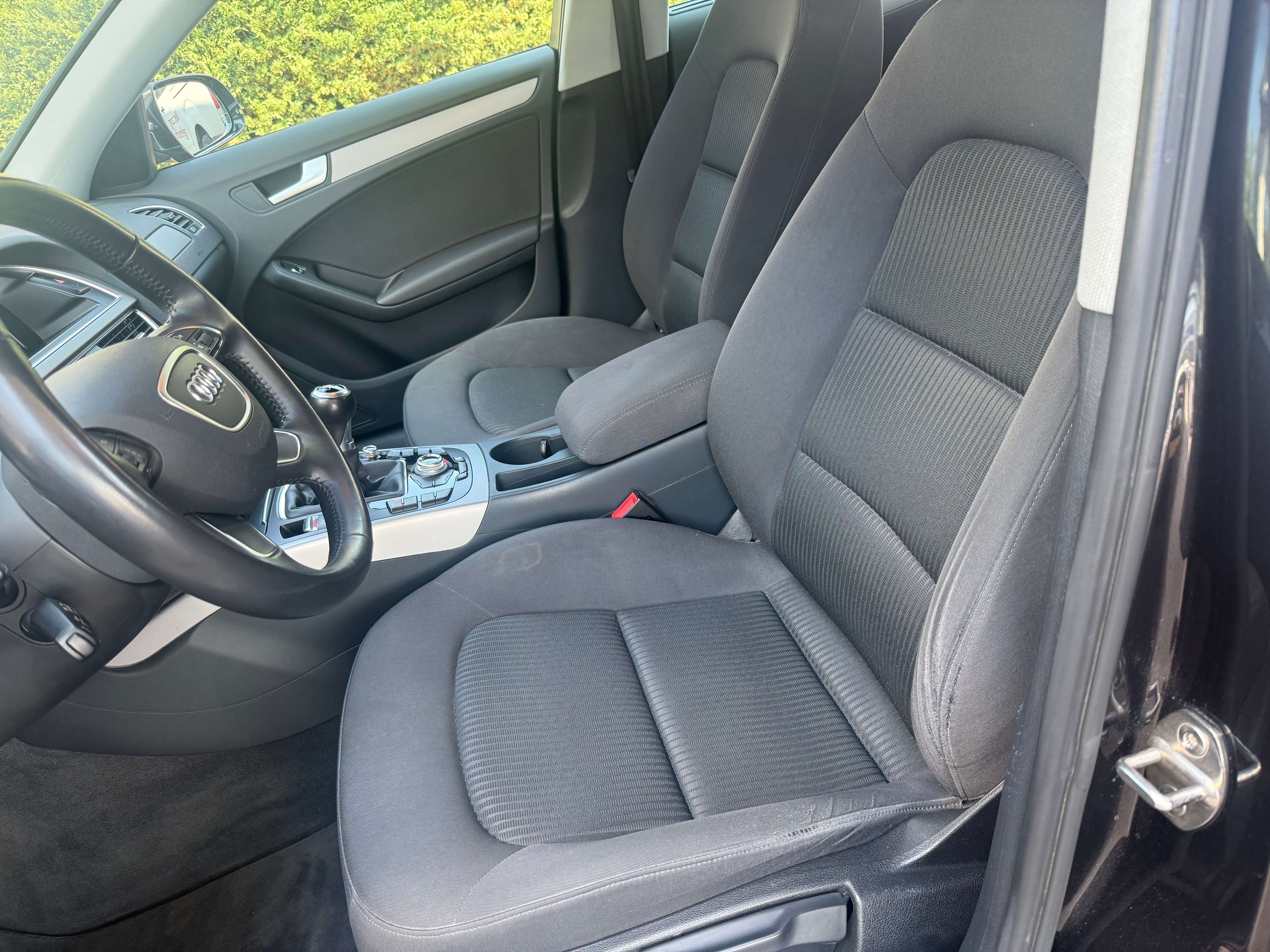 Audi A4 Avant 2.0 TDi S line * XENON * GPS * 1ste OWNER thumbnail