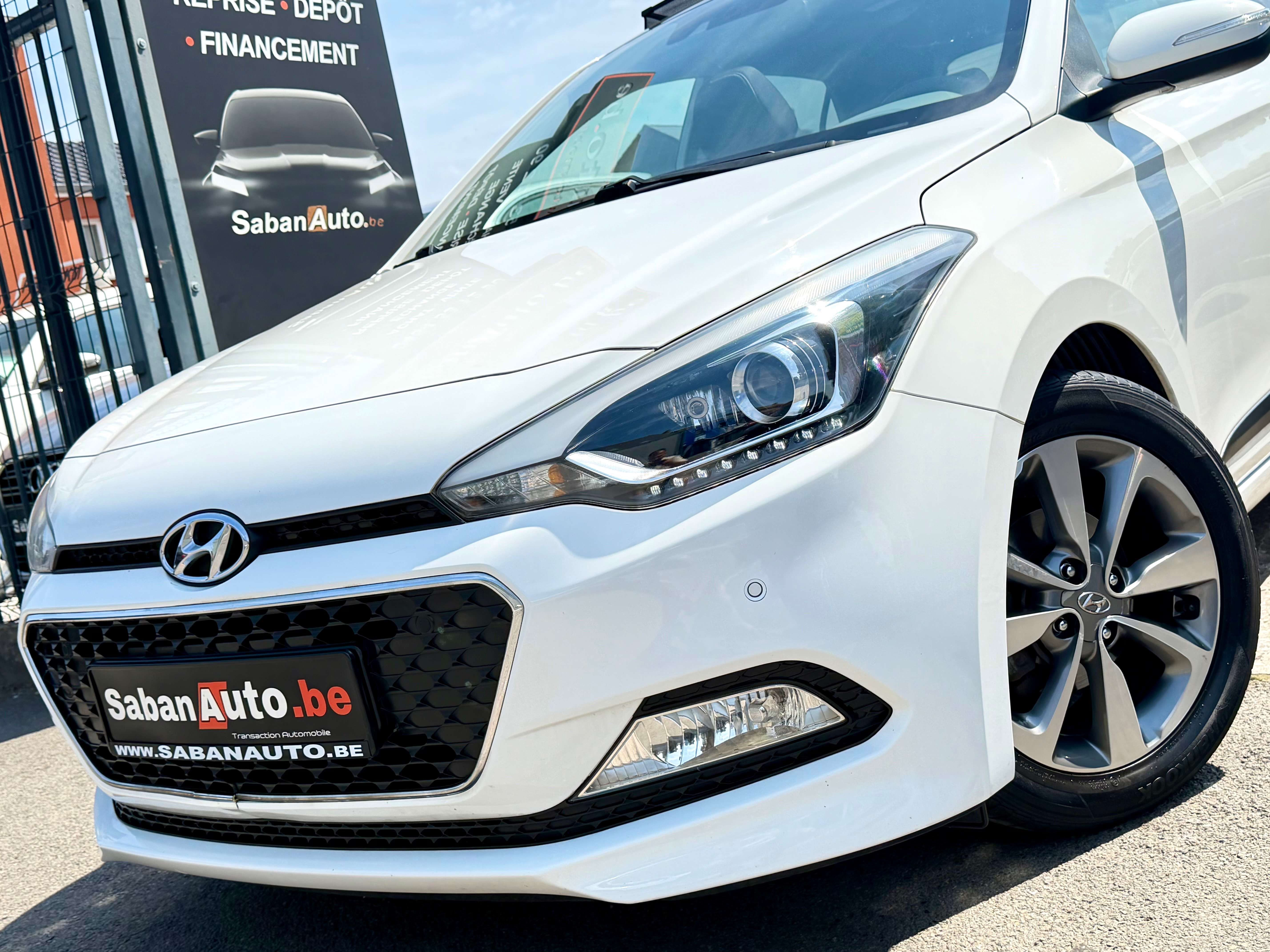 Hyundai i20 i20 1.2i Blackline ° TOIT PANO ° NAVI ° CAMERA ° CLIM ° GARANTI 12 MOIS !! thumbnail