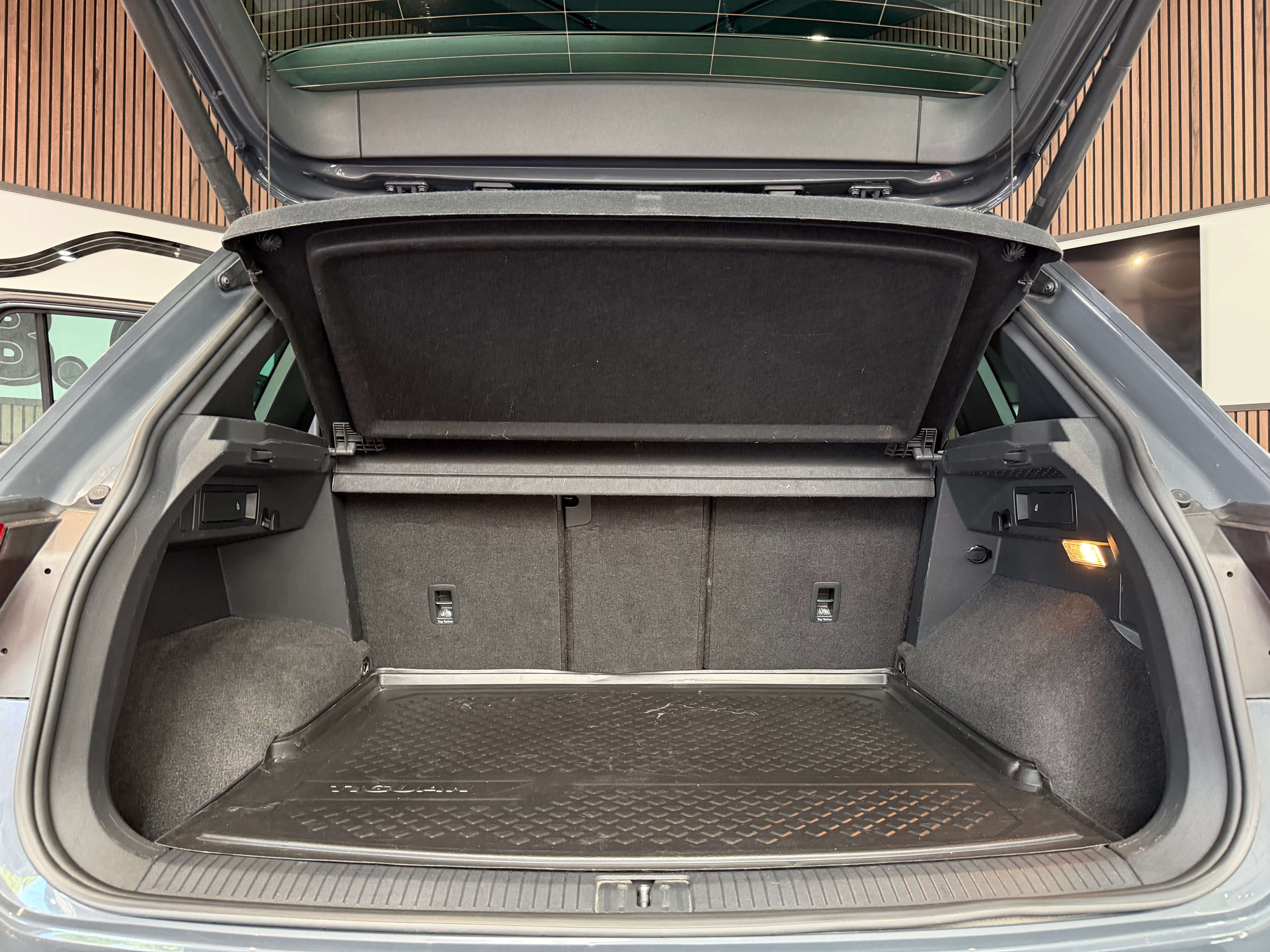 Volkswagen Tiguan 2.0 TDI SCR R-Line - DSG - 1ERPRO - GARANTIE 12MOIS thumbnail