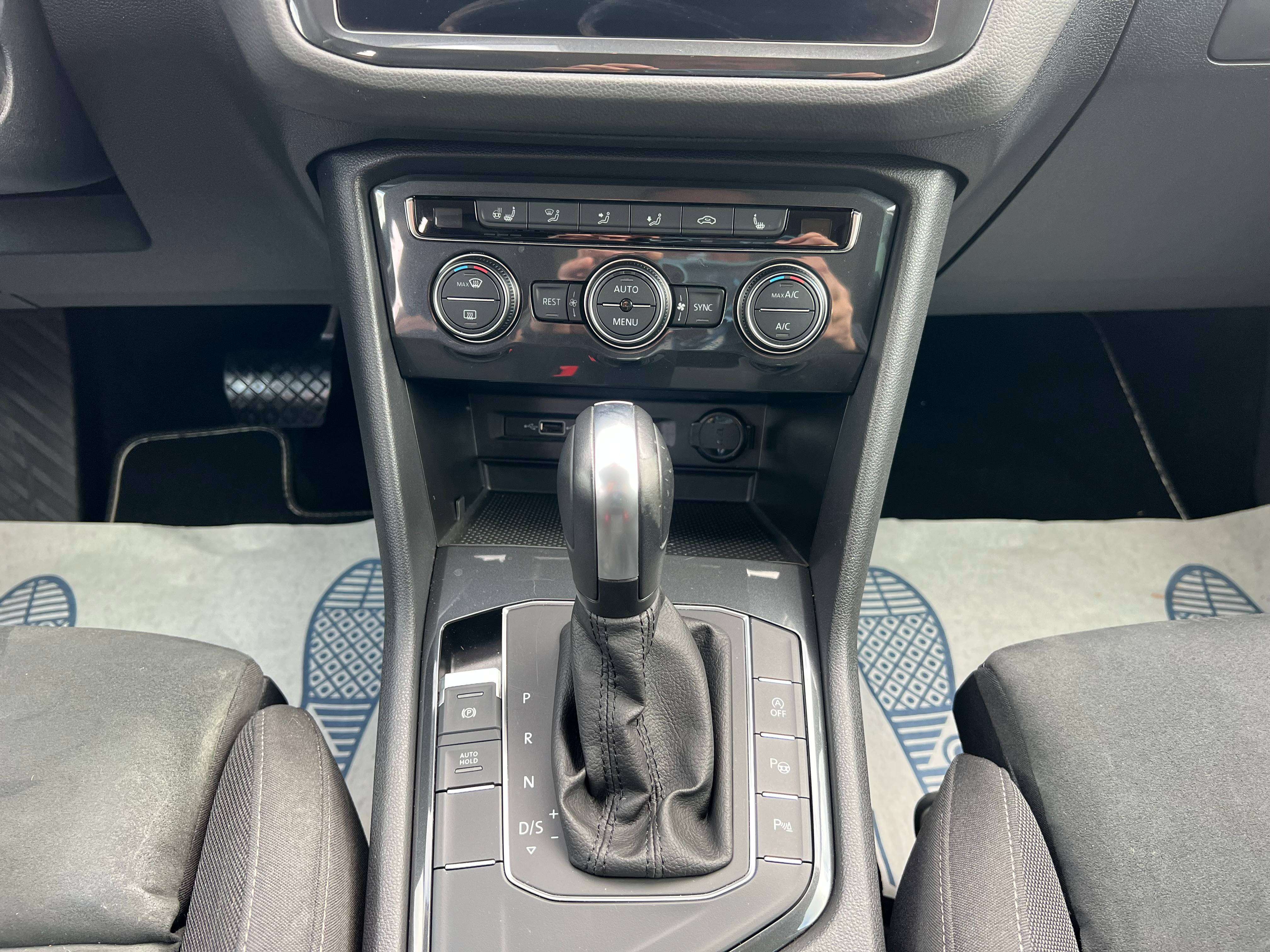 Volkswagen Tiguan Tiguan 1.5 TSI ACT Highline OPF DSG/alcantara sportzetels/pdc V&A + camera/ACC/massage functie/navi/app cp/lane assist thumbnail