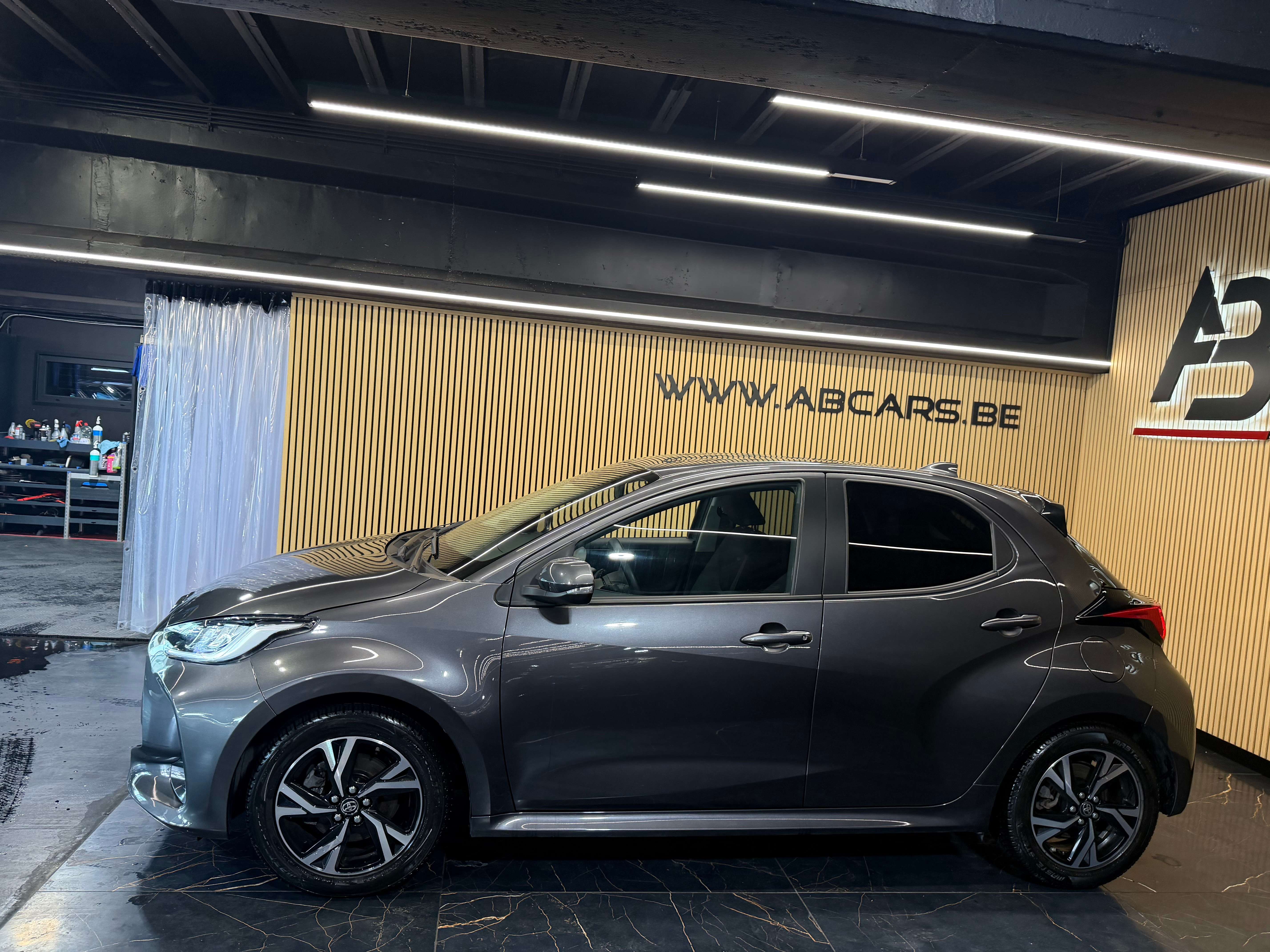 Toyota Yaris 1.5I HYBRID // ESSENCE ** GARNATIE 12 MOIS ** thumbnail
