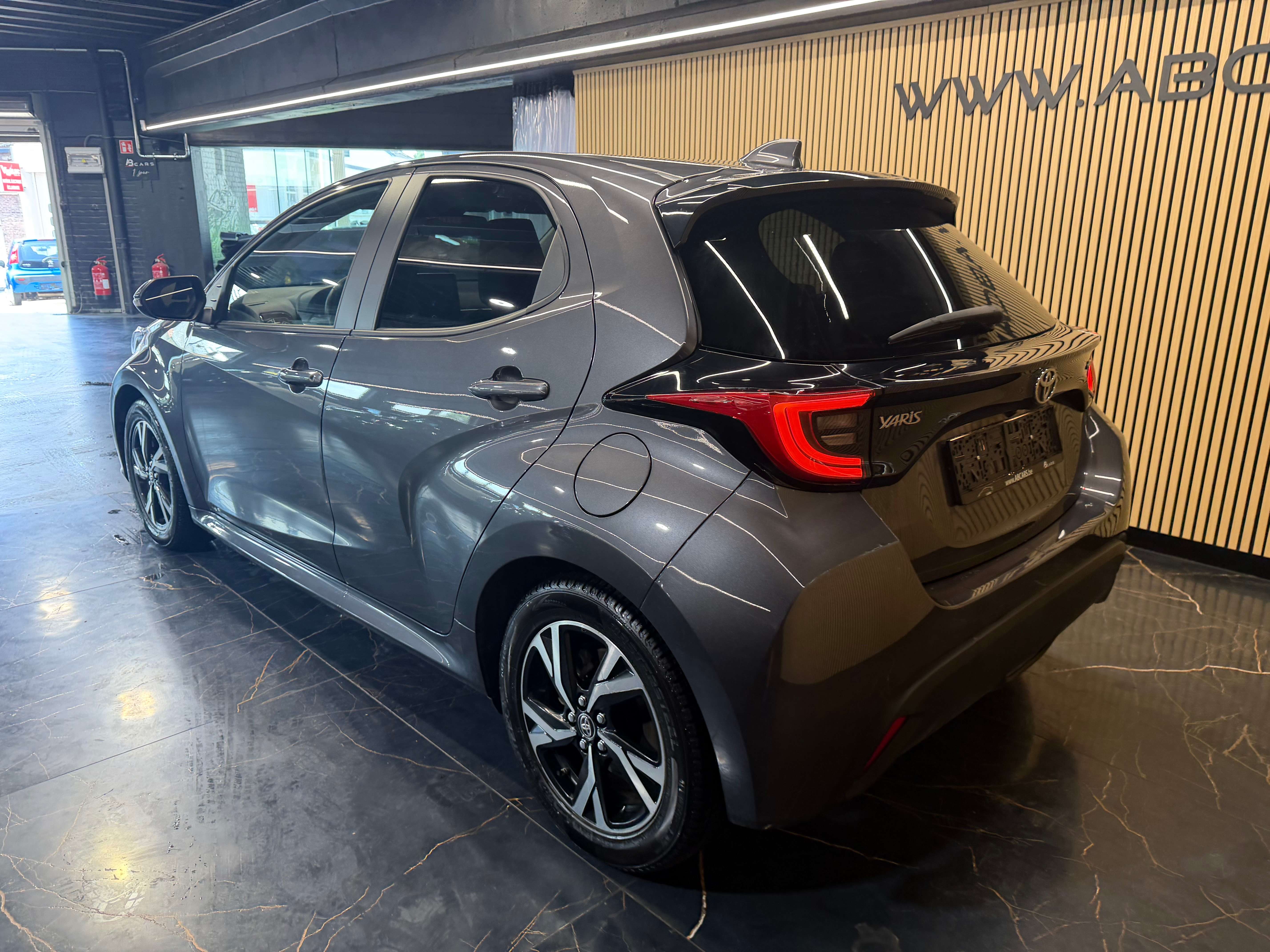 Toyota Yaris 1.5I HYBRID // ESSENCE ** GARNATIE 12 MOIS ** thumbnail