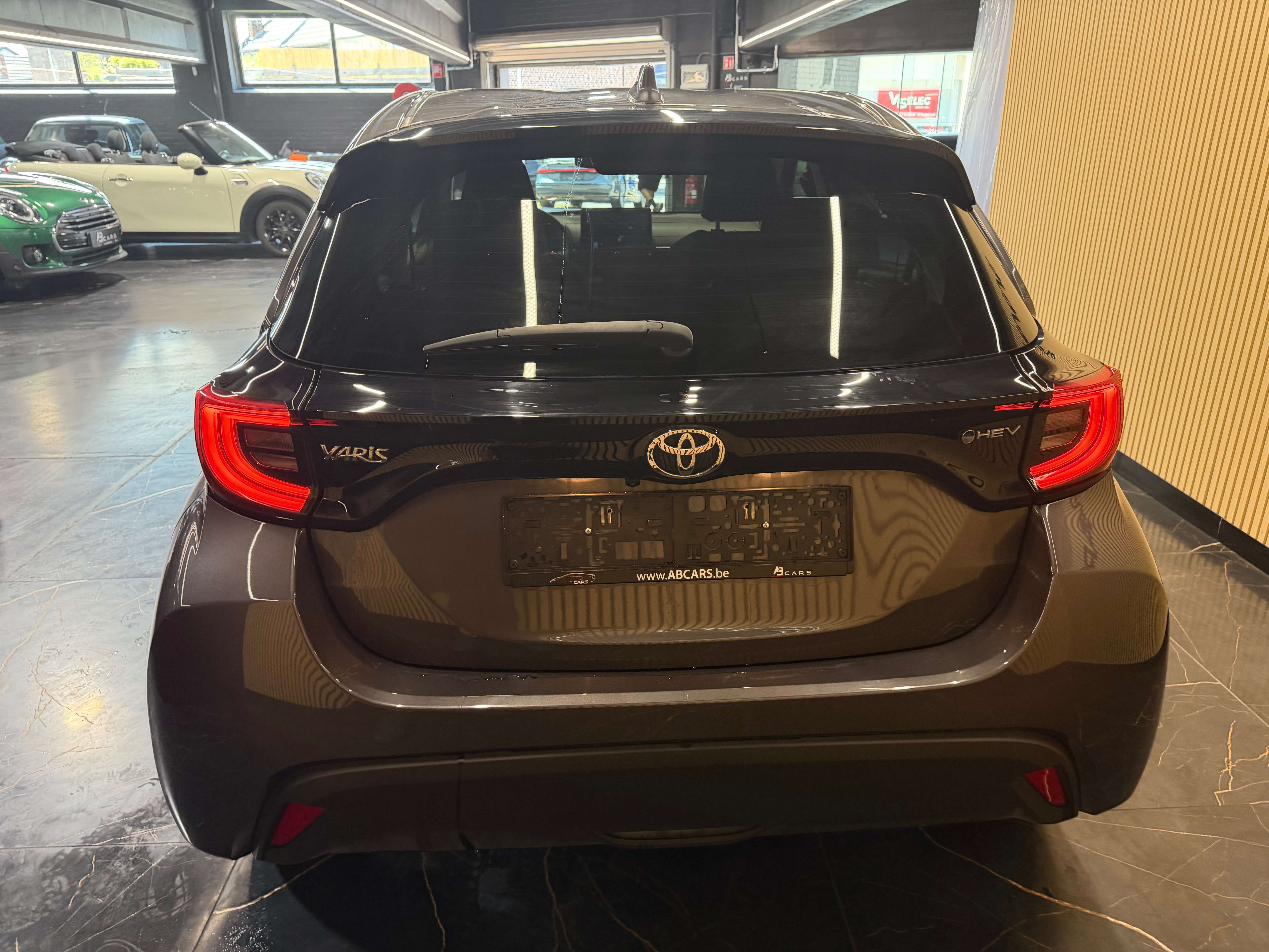 Toyota Yaris 1.5I HYBRID // ESSENCE ** GARNATIE 12 MOIS ** thumbnail