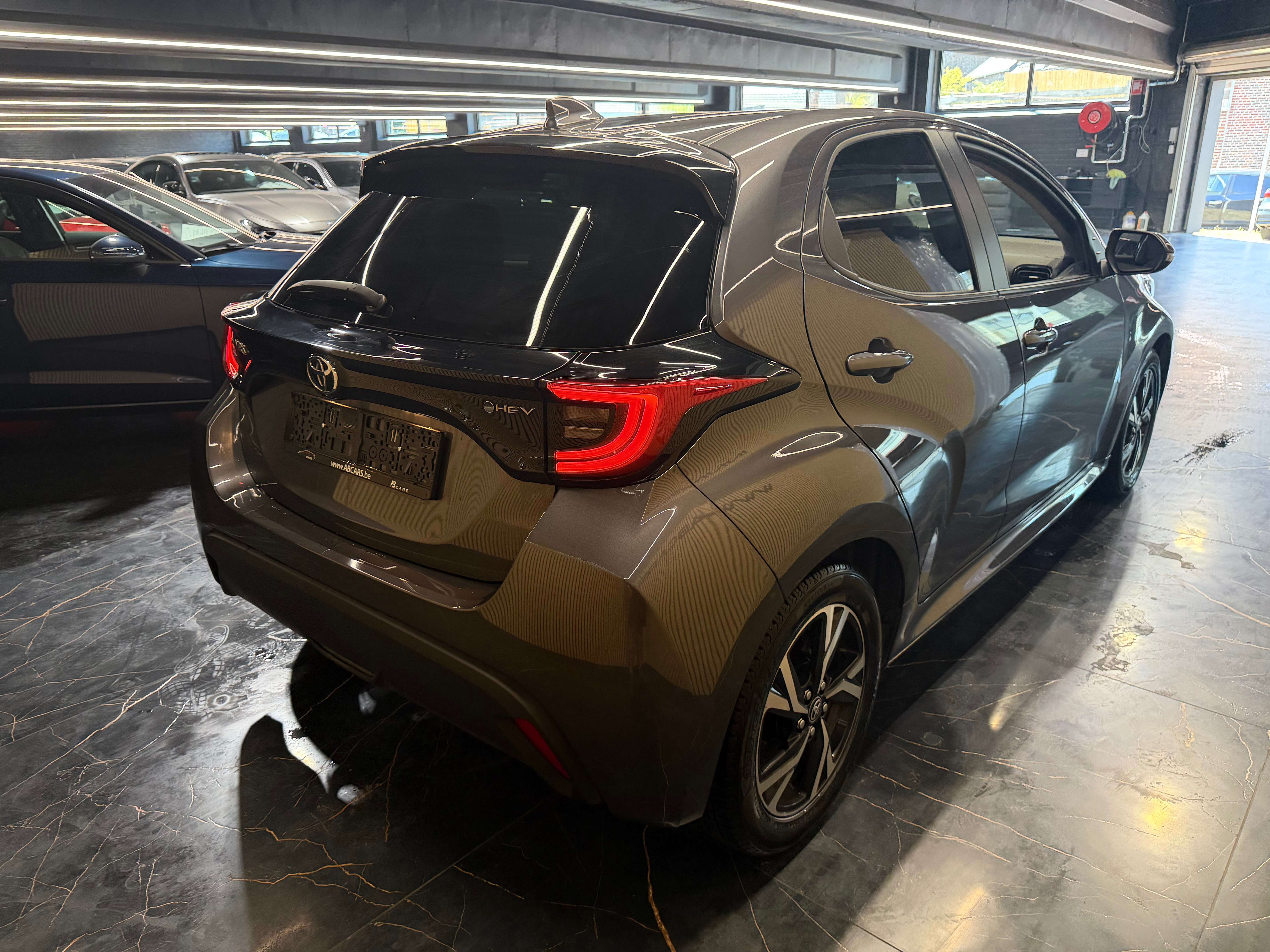 Toyota Yaris 1.5I HYBRID // ESSENCE ** GARNATIE 12 MOIS ** thumbnail
