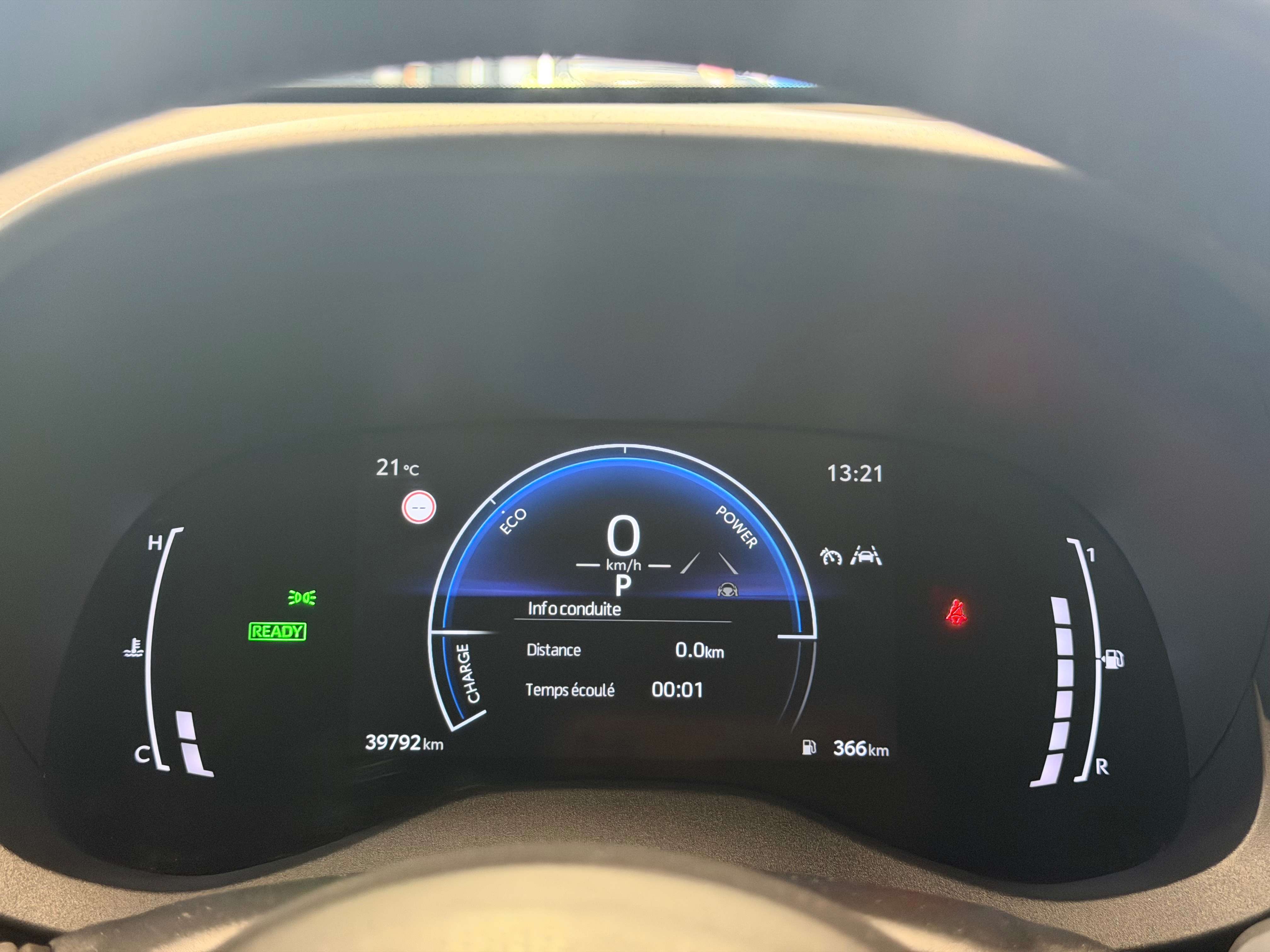 Toyota Yaris 1.5I HYBRID // ESSENCE ** GARNATIE 12 MOIS ** thumbnail