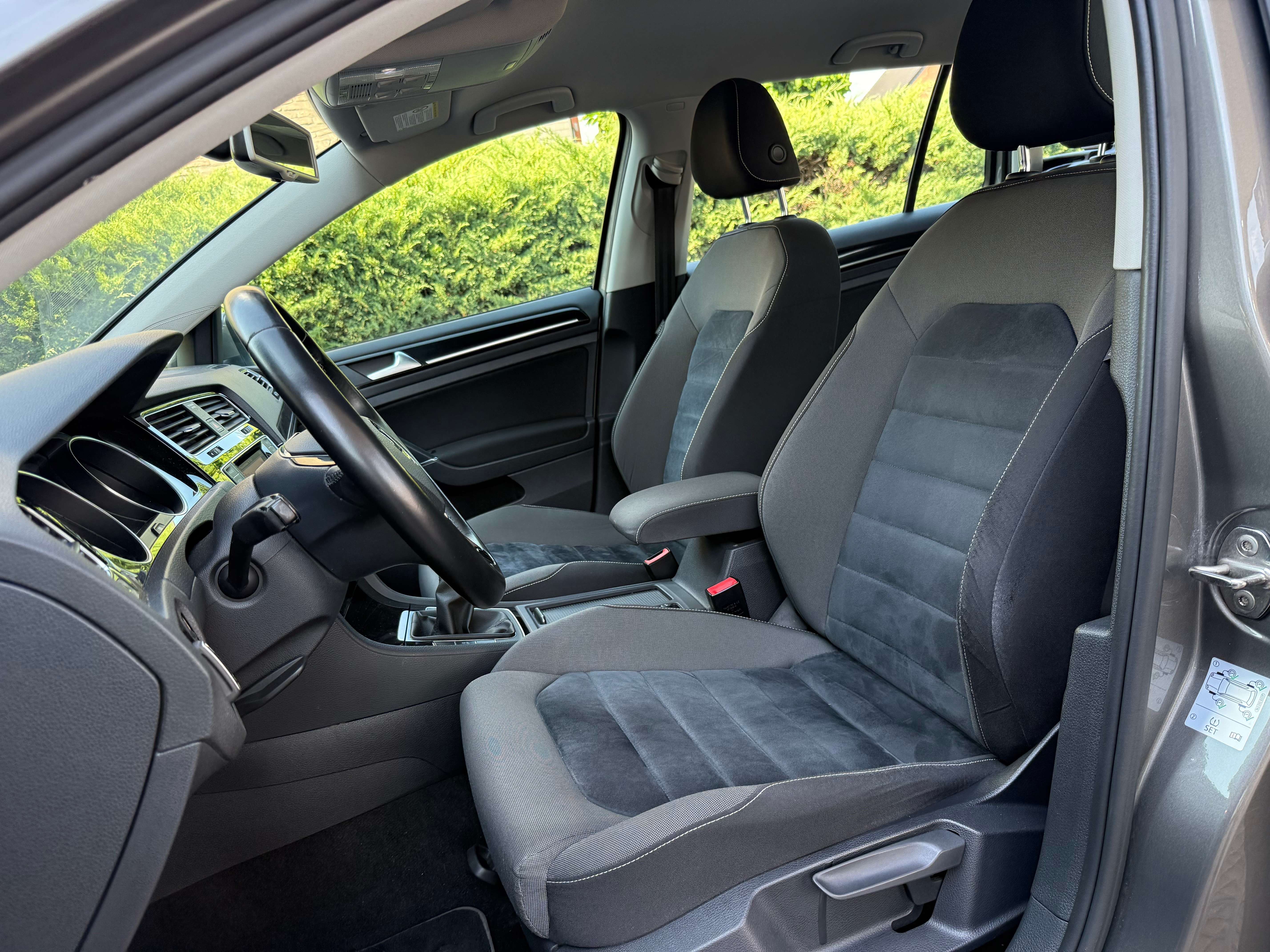 Volkswagen Golf 1.6 TDi Highline * GPS * 1ste OWNER * FULL VW SERVICE