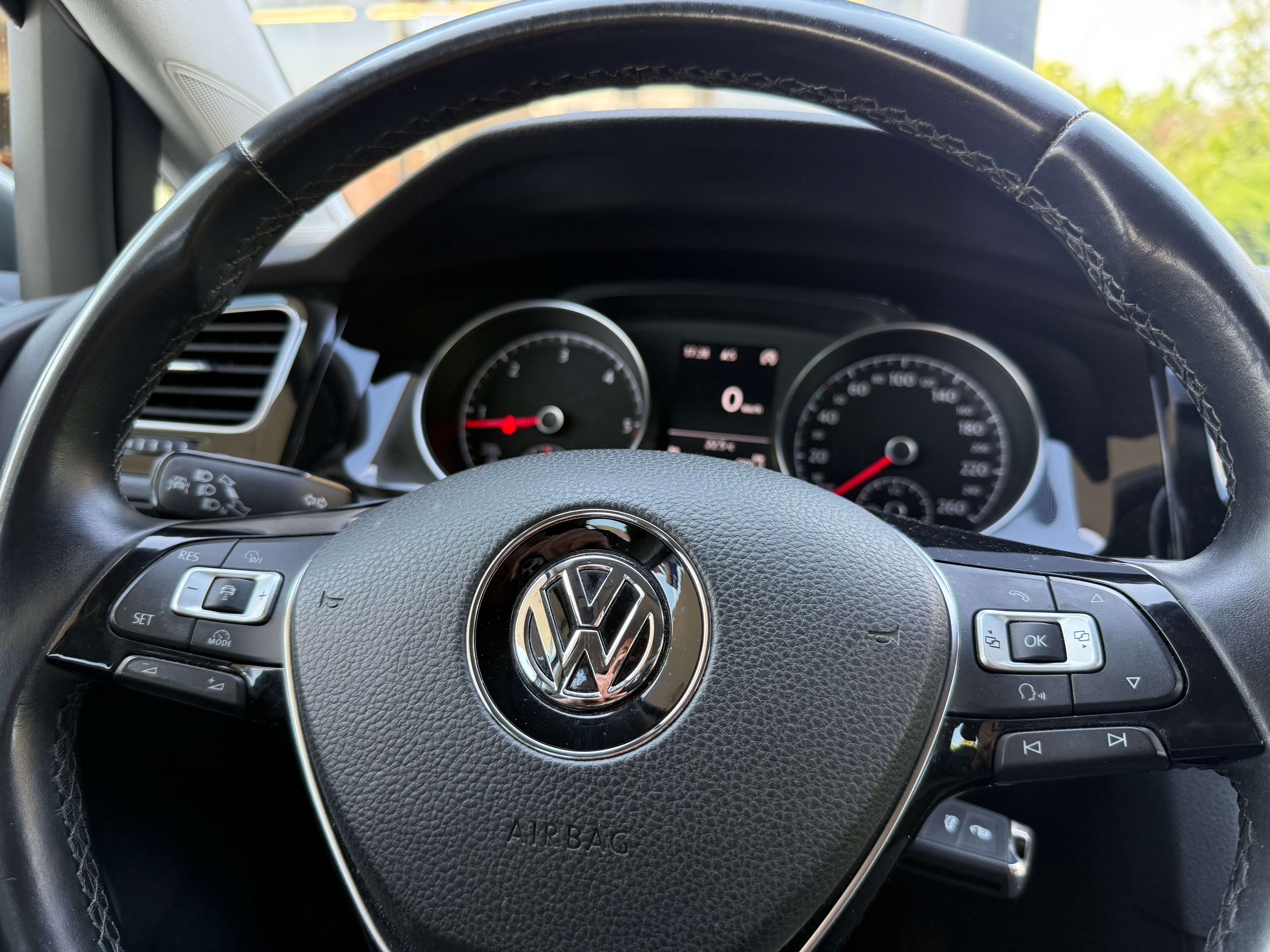 Volkswagen Golf 1.6 TDi Highline * GPS * 1ste OWNER * FULL VW SERVICE