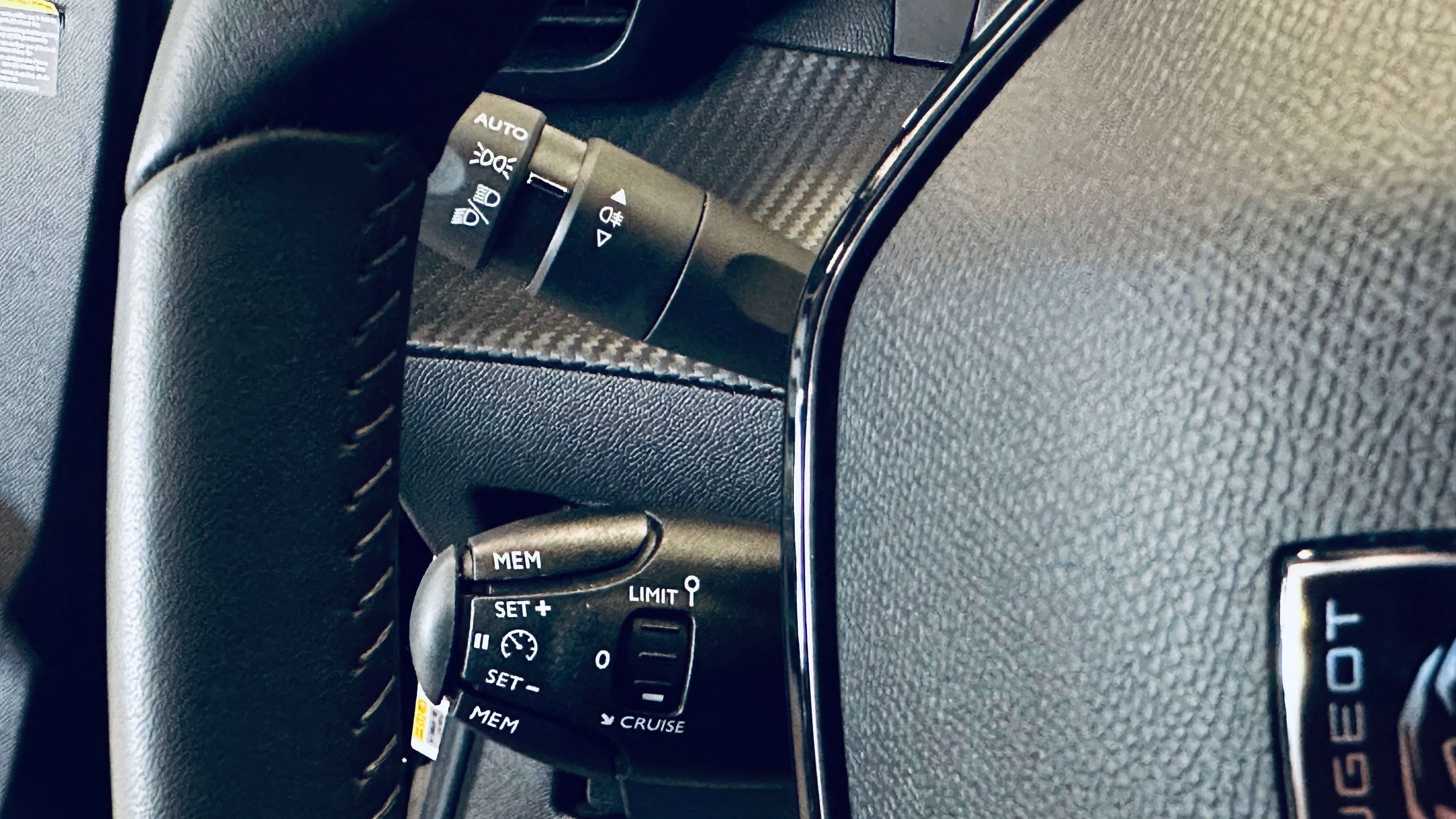 Peugeot 2008 1.2 Turbo *33.023km*BLACK EDIT PDC CAMERA CARPLAY NAVI CLIM CRUISE LIM