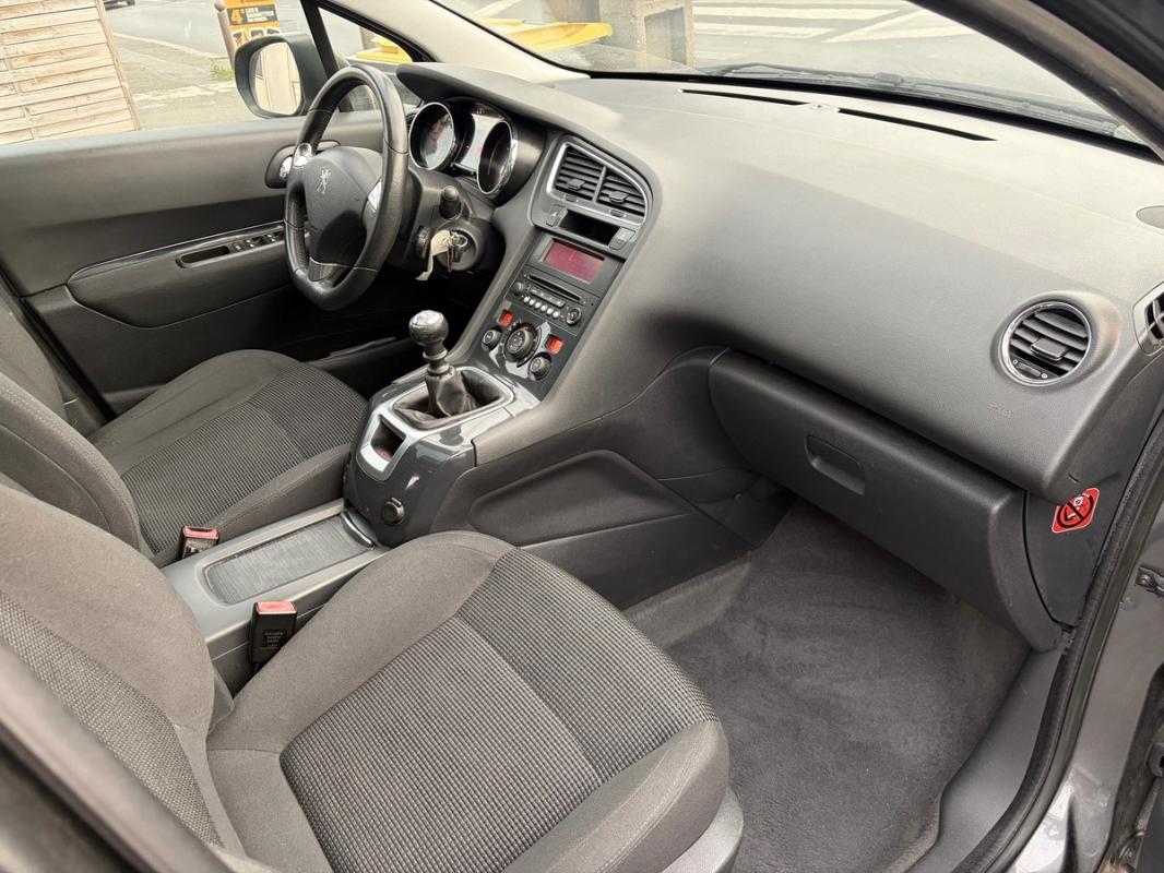 Peugeot 5008 2014 1.6L HDi 115 Style 7 PLACES 1ERE MAI TOIT PANO BLUETOOTH RADARS RÉGULATEUR