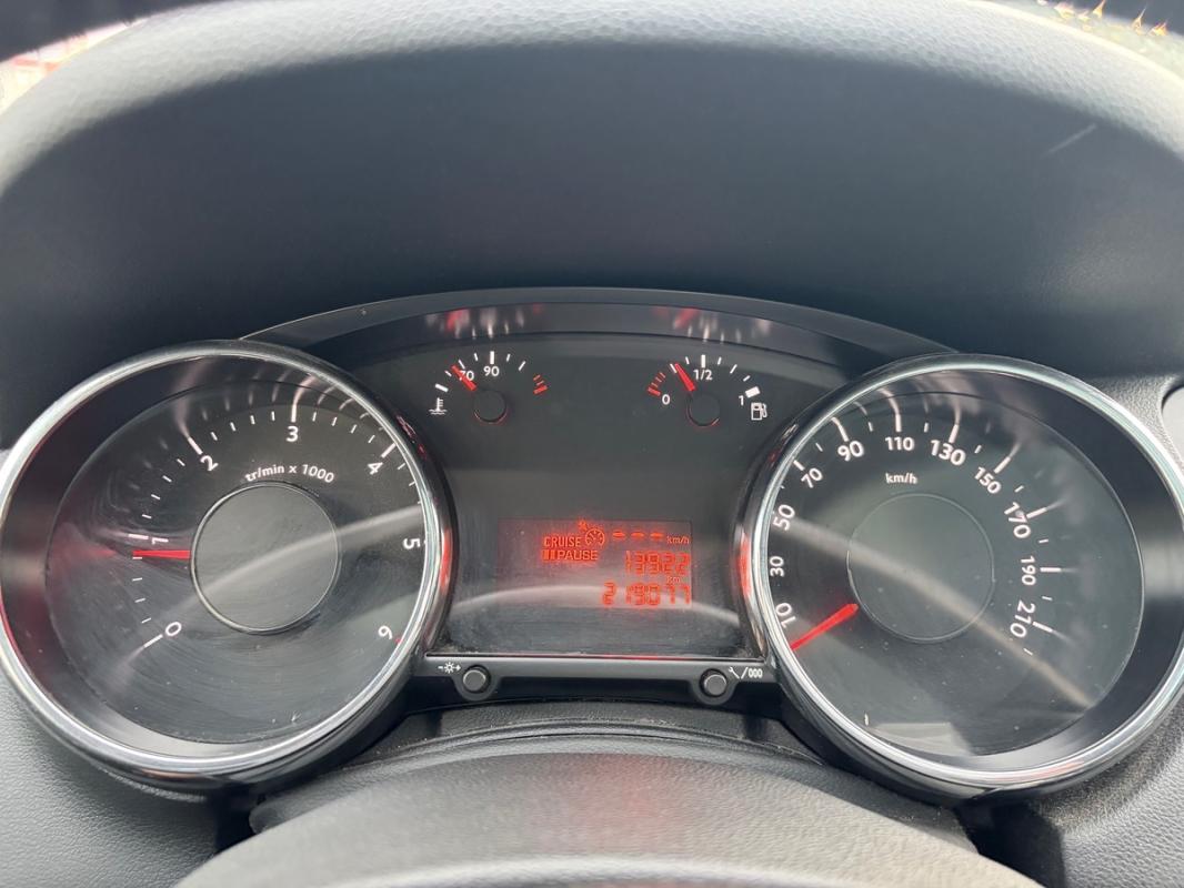 Peugeot 5008 2014 1.6L HDi 115 Style 7 PLACES 1ERE MAI TOIT PANO BLUETOOTH RADARS RÉGULATEUR