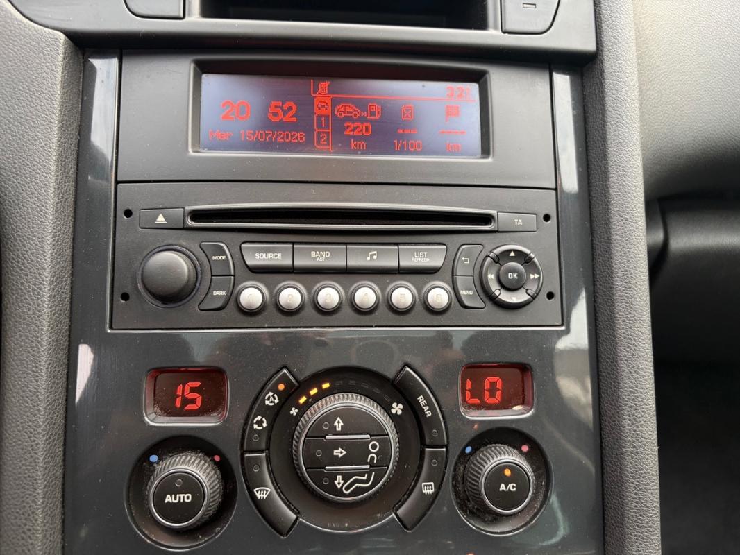 Peugeot 5008 2014 1.6L HDi 115 Style 7 PLACES 1ERE MAI TOIT PANO BLUETOOTH RADARS RÉGULATEUR