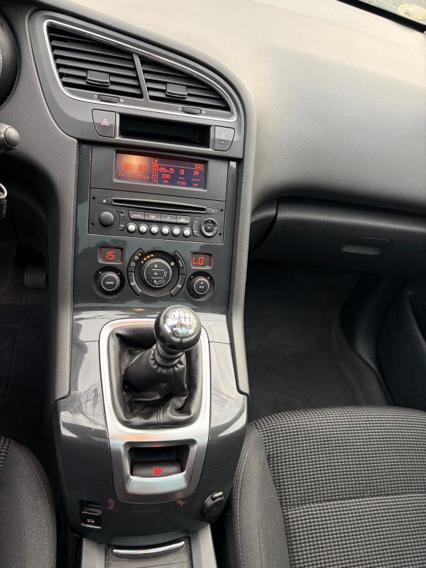 Peugeot 5008 2014 1.6L HDi 115 Style 7 PLACES 1ERE MAI TOIT PANO BLUETOOTH RADARS RÉGULATEUR