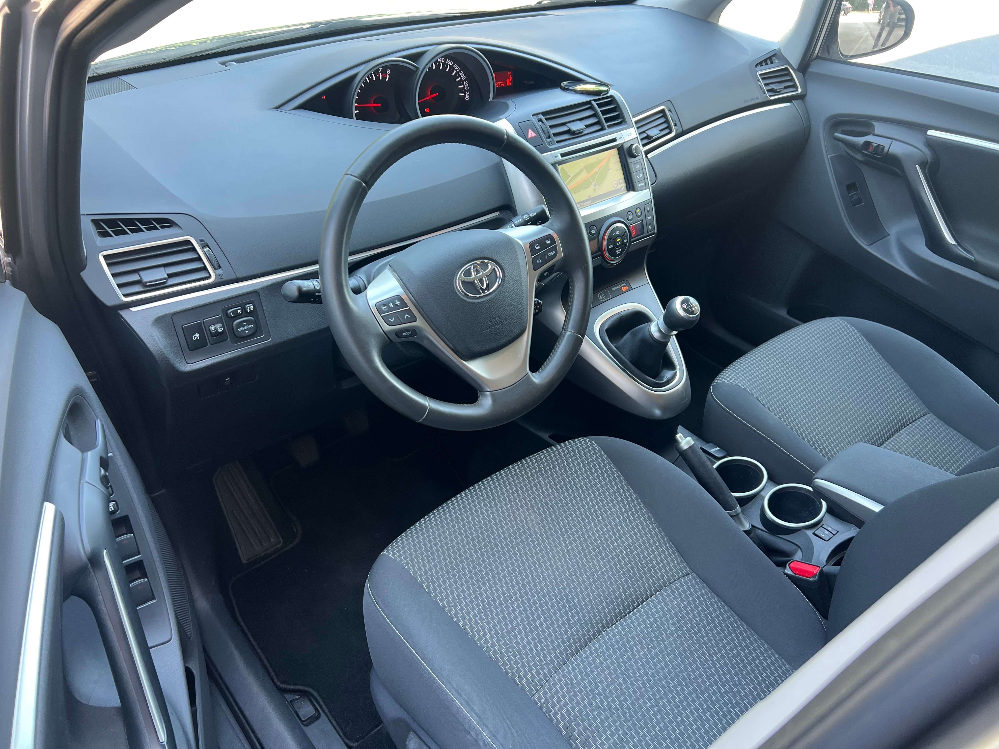 Toyota Verso 1.8i Dynamic 5pl. + GARANTIE + CAMÉRA + NAVI + CLIM + PANO